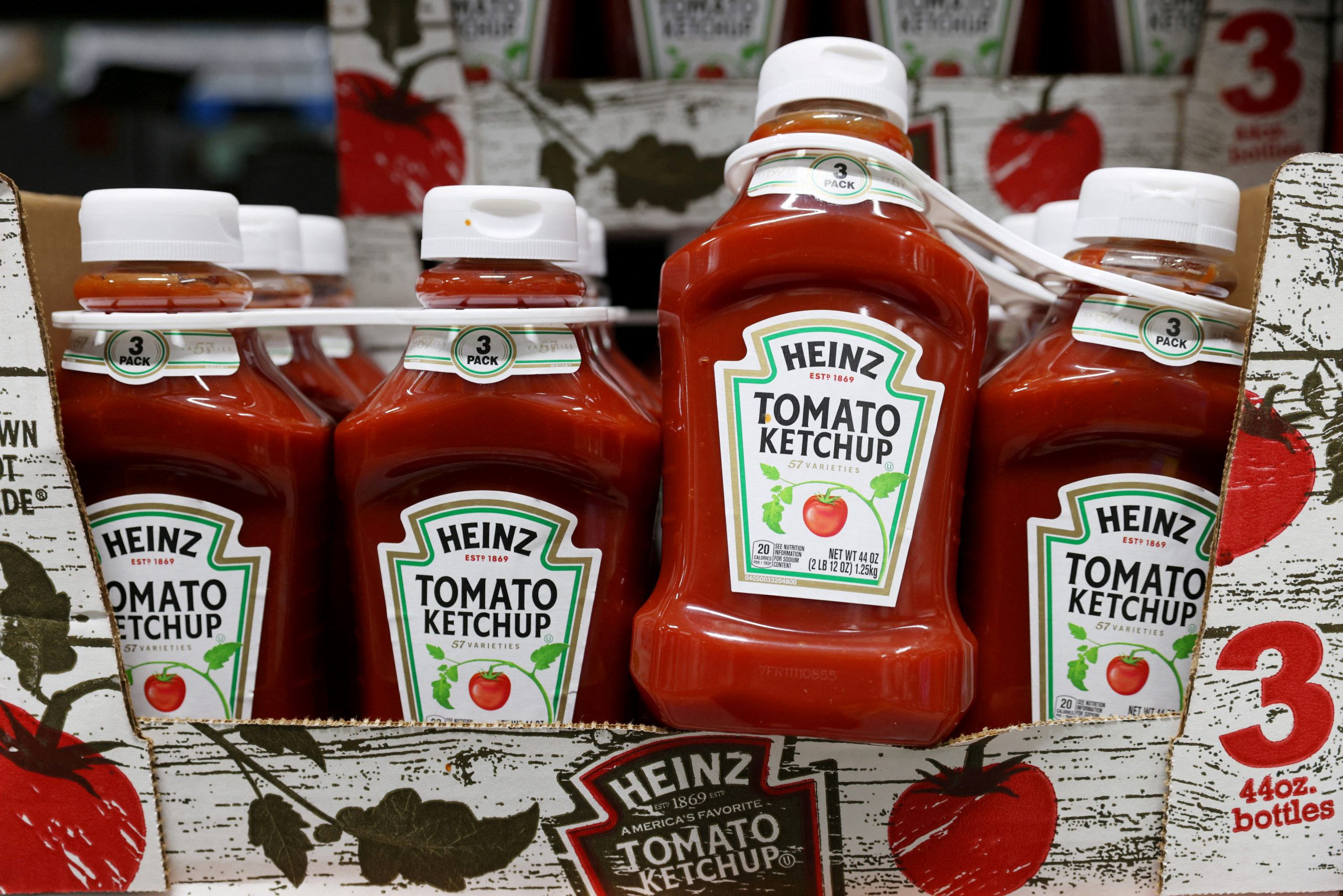 Flaschen von Heinz Tomatenketchup, im Besitz der Kraft Heinz Company, sind am 16. November 2021 in Queens, New York, USA