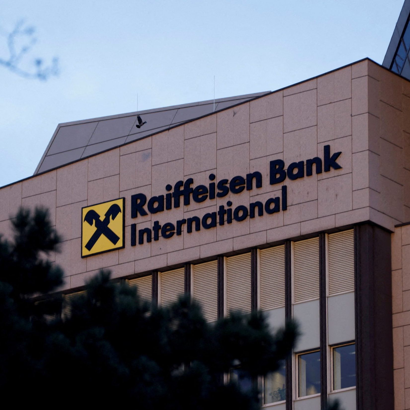 Österreichs Finanzmarktaufsicht (FMA) hat gegen die Raiffeisen Bank International (RBI) wegen Mängeln bei ihren Geldwäsche-Kontrollen eine Geldstrafe in Höhe von 2,07 Mio. Euro verhängt.