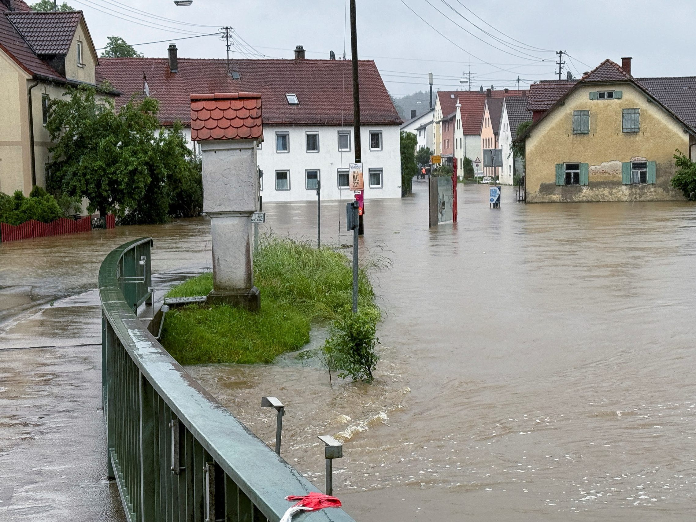 Wegen der sich zuspitzenden Hochwasserlage sind im schwäbischen Landkreis Unterallgäu rund 150 Menschen aufgerufen, freiwillig ihre Häuser zu verlassen. (Symbolbild)