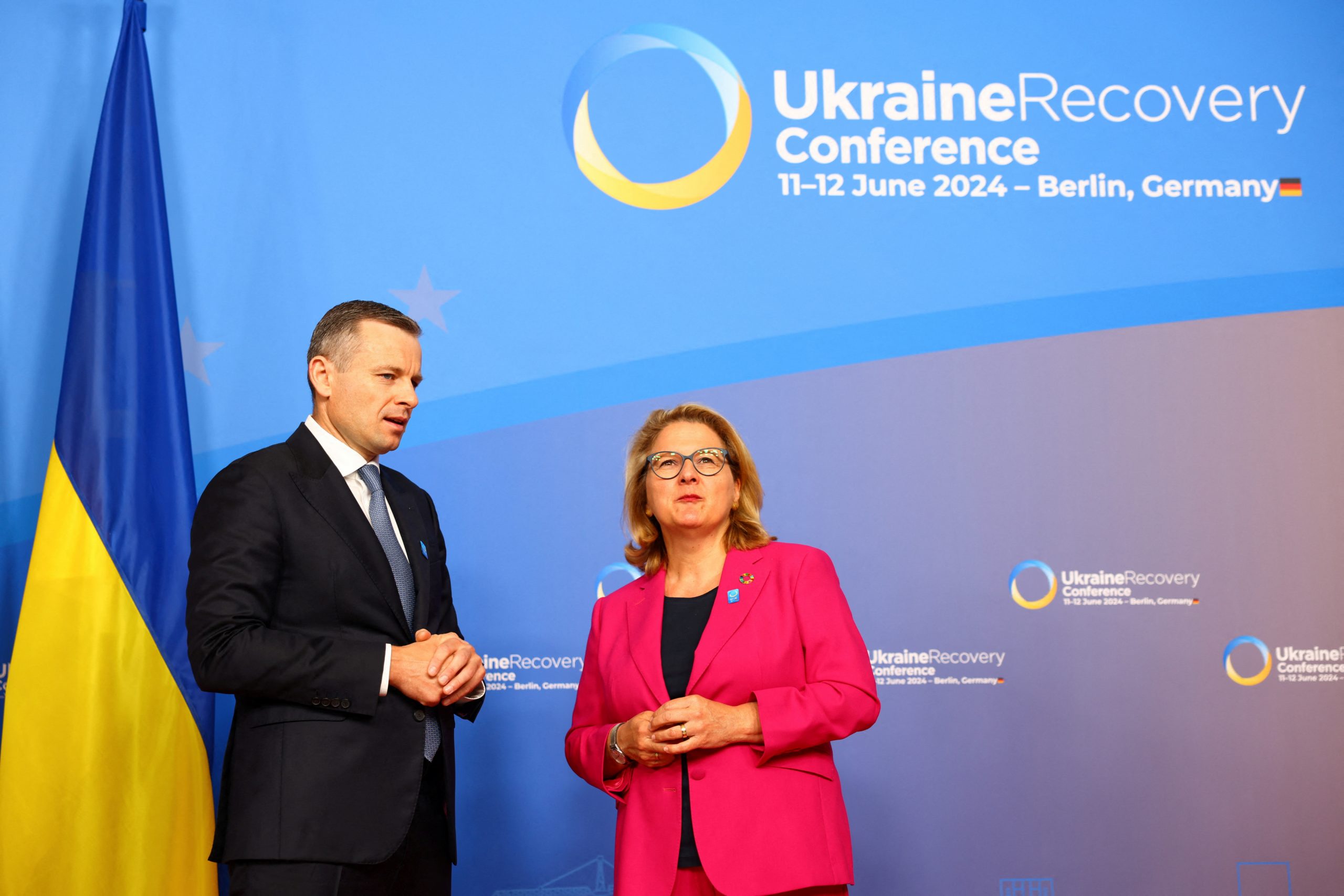 Die deutsche Ministerin für wirtschaftliche Zusammenarbeit und Entwicklung, Svenja Schulze, begrüßt den ukrainischen Finanzminister Sergii Marchenko auf der Ukraine-Wiederaufbaukonferenz in Berlin Die deutsche Ministerin für wirtschaftliche Zusammenarbeit und Entwicklung, Svenja Schulze, begrüßt den ukrainischen Finanzminister Sergii Marchenko auf der Ukraine-Wiederaufbaukonferenz in Berlin
