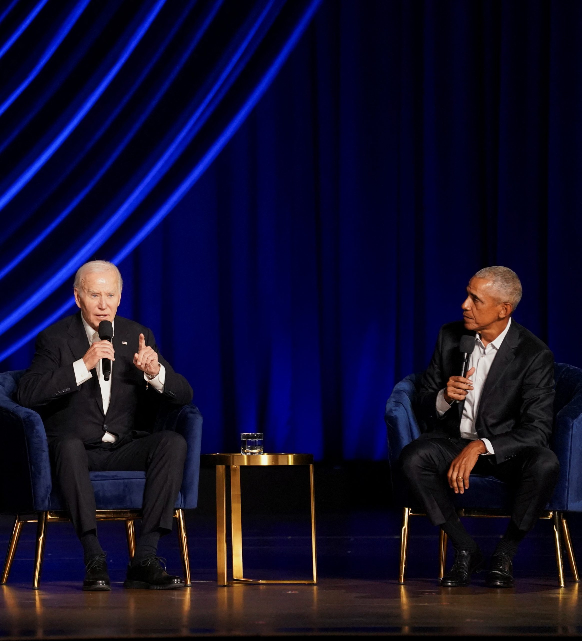 Der US-Präsident Joe Biden nimmt an einem Gespräch mit dem ehemaligen US-Präsidenten Barack Obama während einer mit Stars besetzten Wahlkampf-Spendenveranstaltung im Peacock Theater in Los Angeles, Kalifornien, USA, am 15. Juni 2024 teil. 