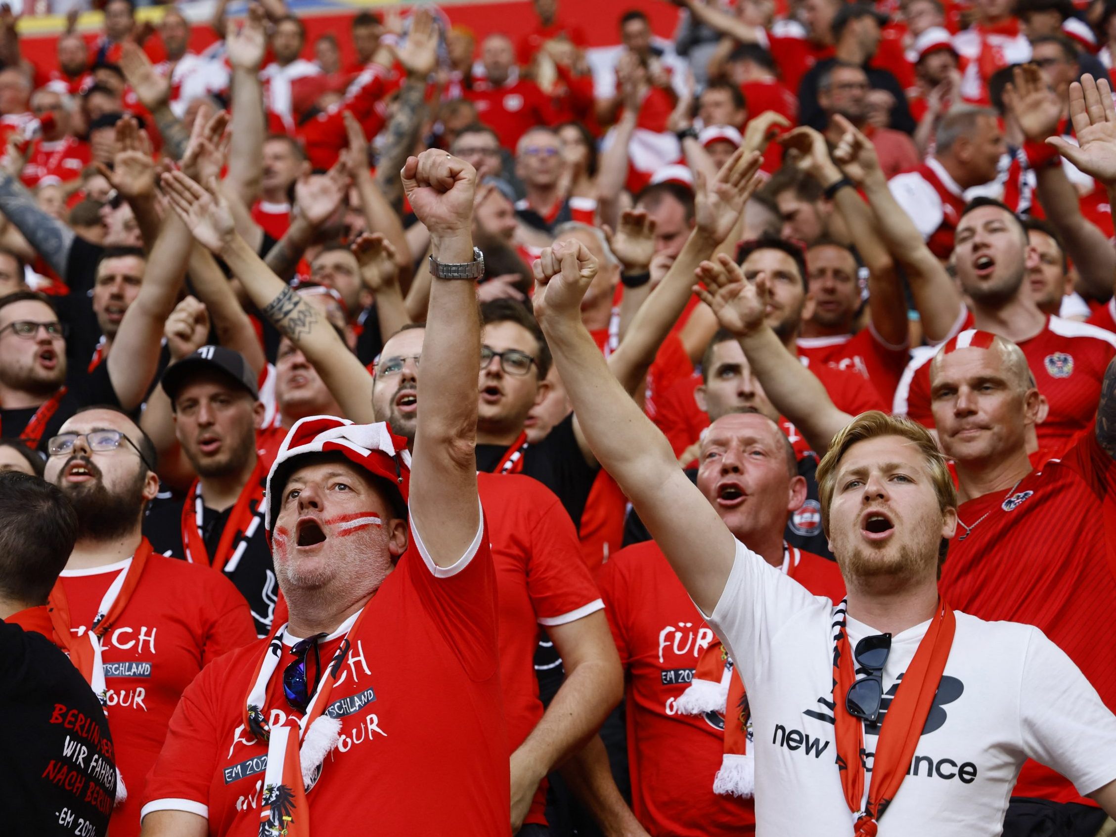 Tausende ÖFB-Fans stürmen Deutschland. Tausende ÖFB-Fans stürmen Deutschland.