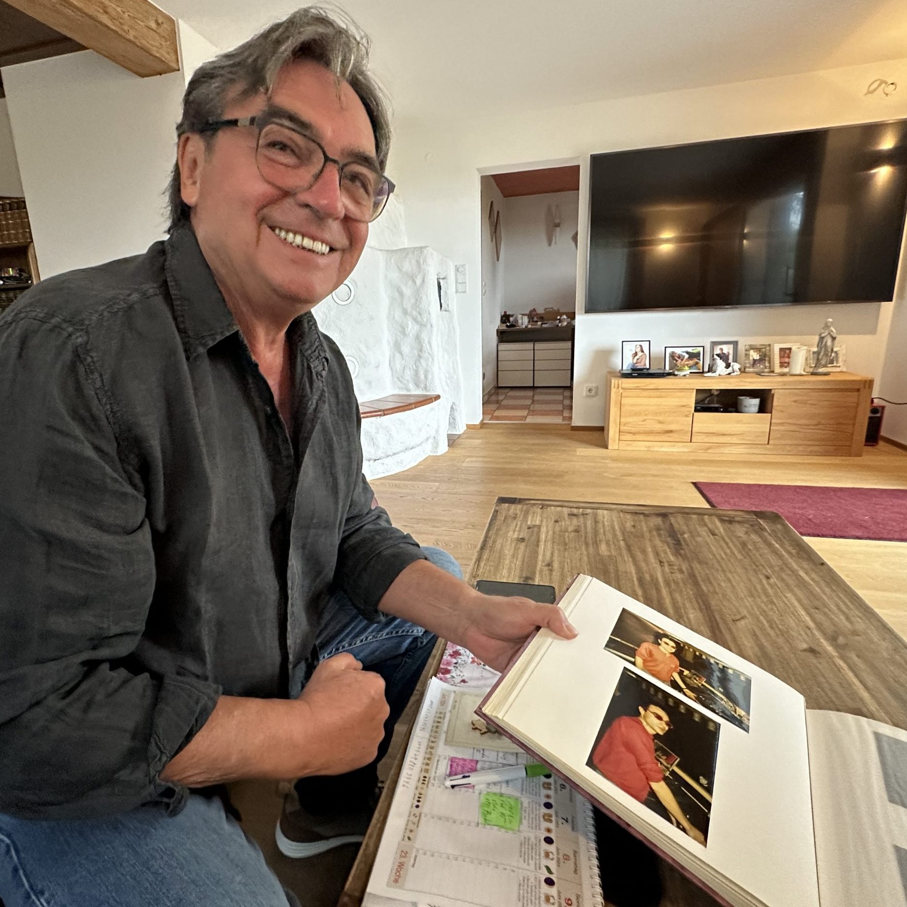 Opal-Chef Werner Brugger zeigt sein Fotoalbum.