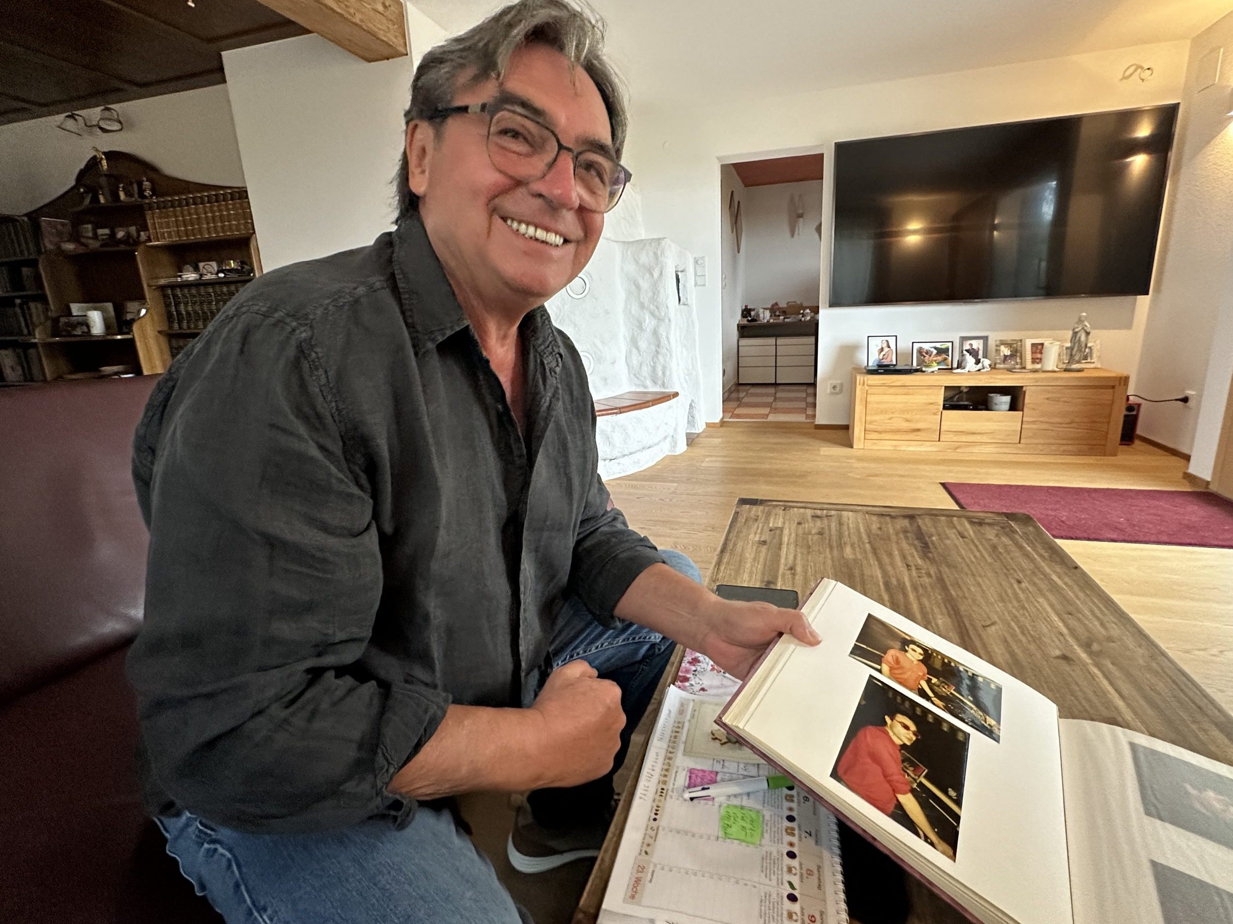 Opal-Chef Werner Brugger zeigt sein Fotoalbum.