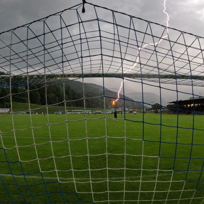 Blitzeinschlag am Fußballplatz!