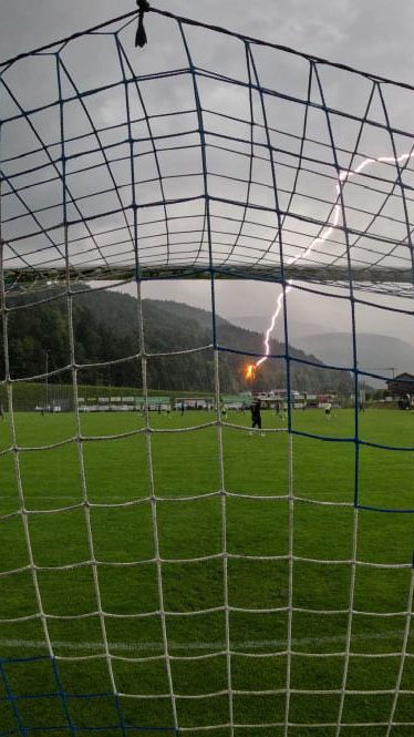 Blitzeinschlag am Fußballplatz!
