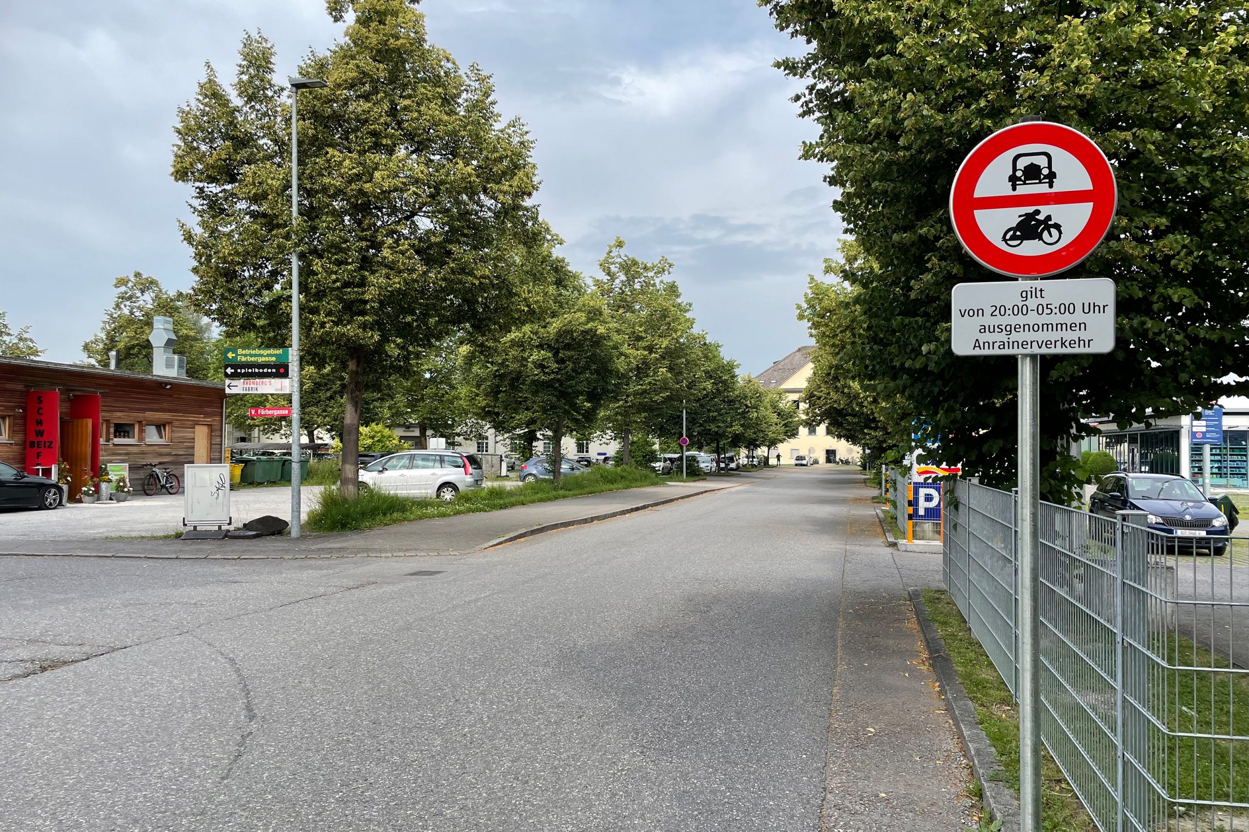 Hier steht das nächste Schild zum Nachtfahrverbot.