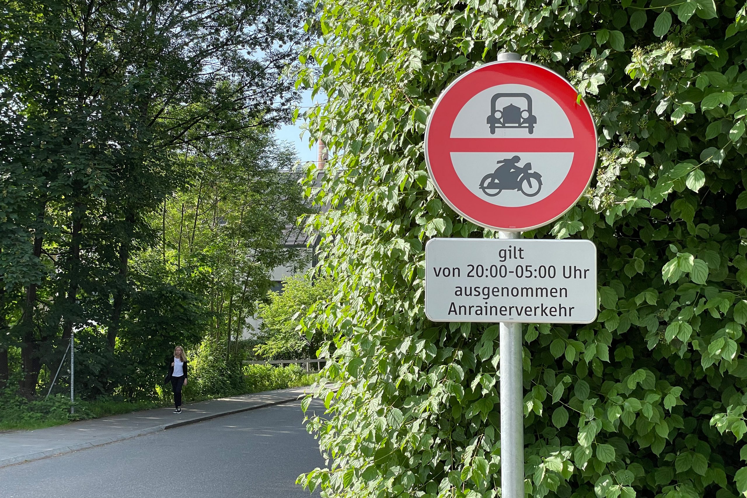 Von 20:00 bis 05:00 Uhr darf hier niemand fahren, außer Anrainern.