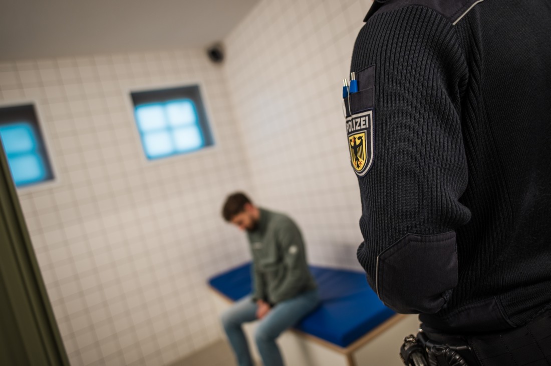 Die  Bundespolizei zeigten den Mann, der nicht freiwillig nach Albanien zurückkehren wollte, wegen versuchter unerlaubter Einreise an