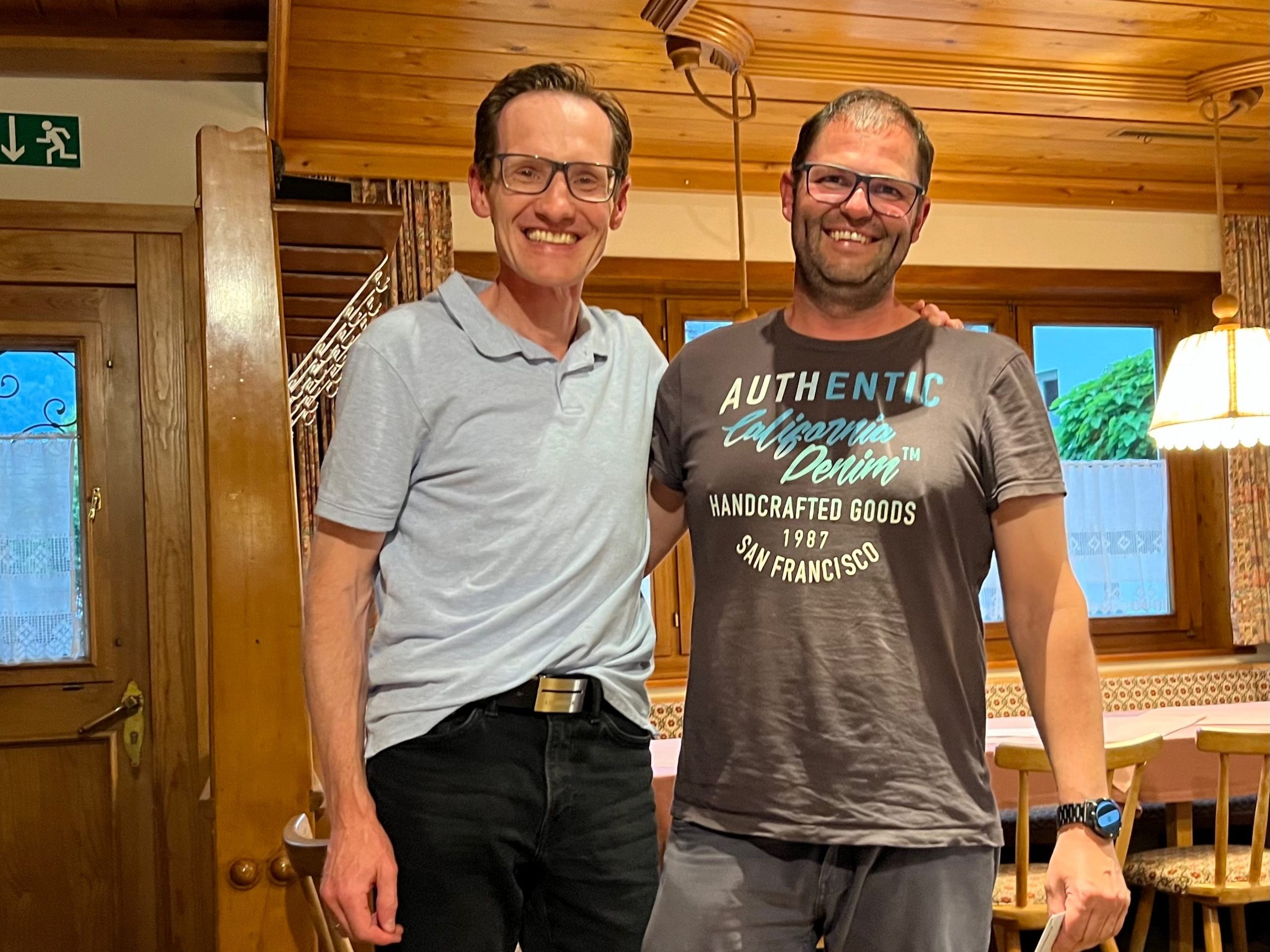 Obmann Wolfgang Pfister (links) bedankt sich bei Thomas Berjak (rechts) für 22 Jahre Vereinsarbeit Obmann Wolfgang Pfister (links) bedankt sich bei Thomas Berjak (rechts) für 22 Jahre Vereinsarbeit