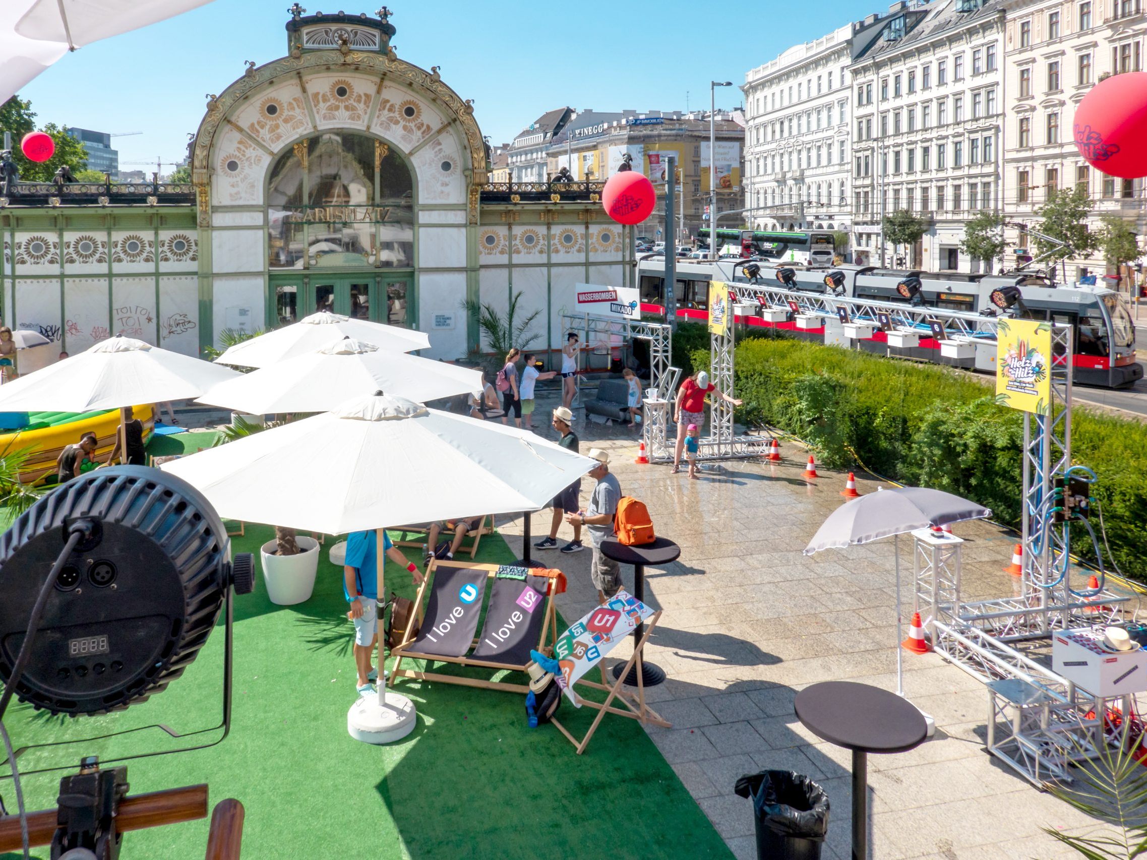 Die Wiener Linien gestalten wieder eine Abkühlungsoase am Karlsplatz. Die Wiener Linien gestalten wieder eine Abkühlungsoase am Karlsplatz.
