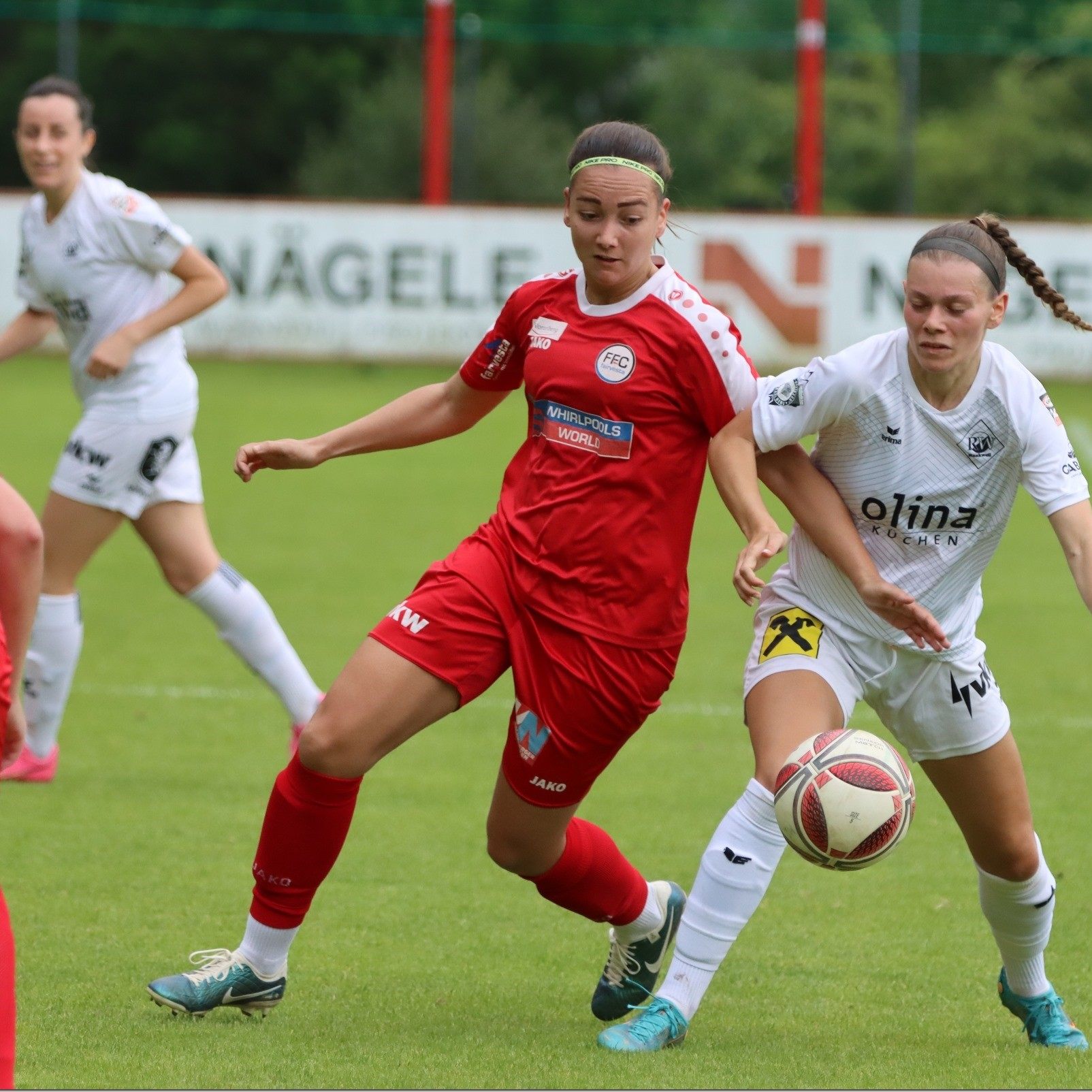 Zweikampf zwischen Rankweiler Torjägerin Sophie Mosbach und Katharina Rauch.