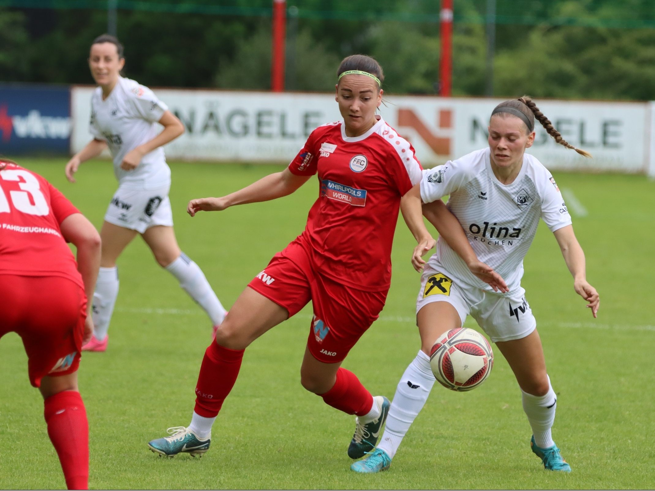 Zweikampf zwischen Rankweiler Torjägerin Sophie Mosbach und Katharina Rauch.