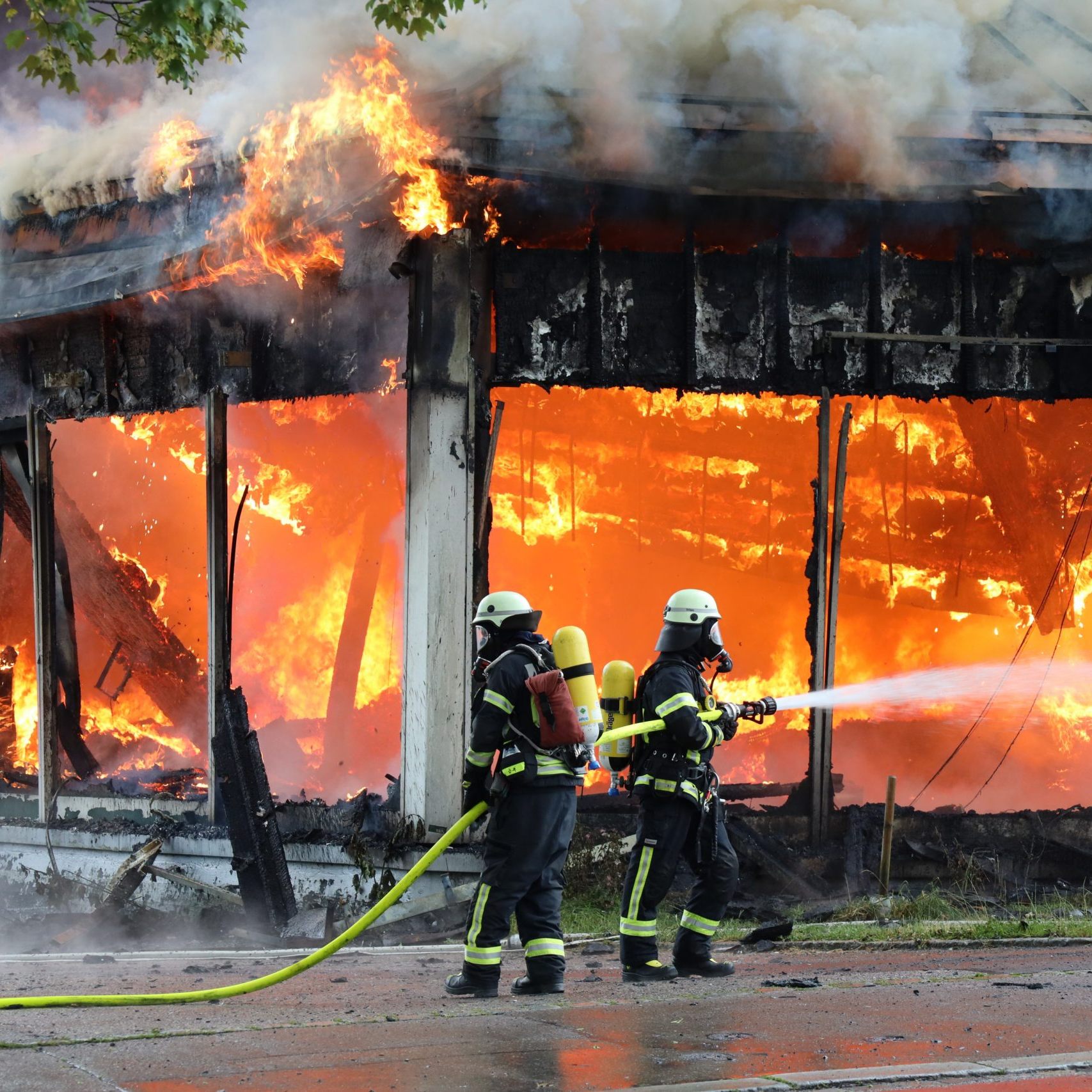 Das ehemalige Autohaus stand beim Eintreffen der Einsatzkräfte bereits in Flammen