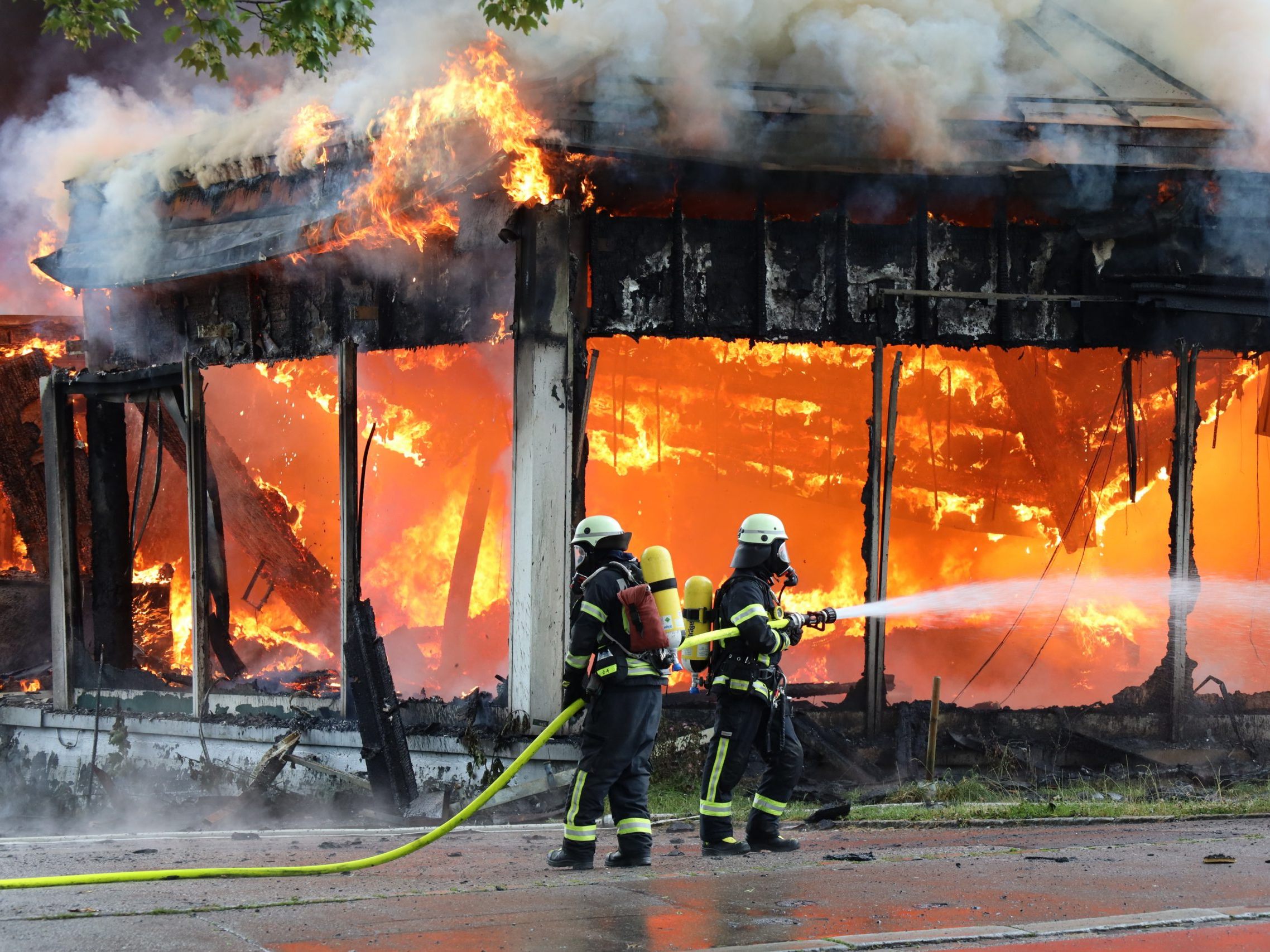 Das ehemalige Autohaus stand beim Eintreffen der Einsatzkräfte bereits in Flammen
