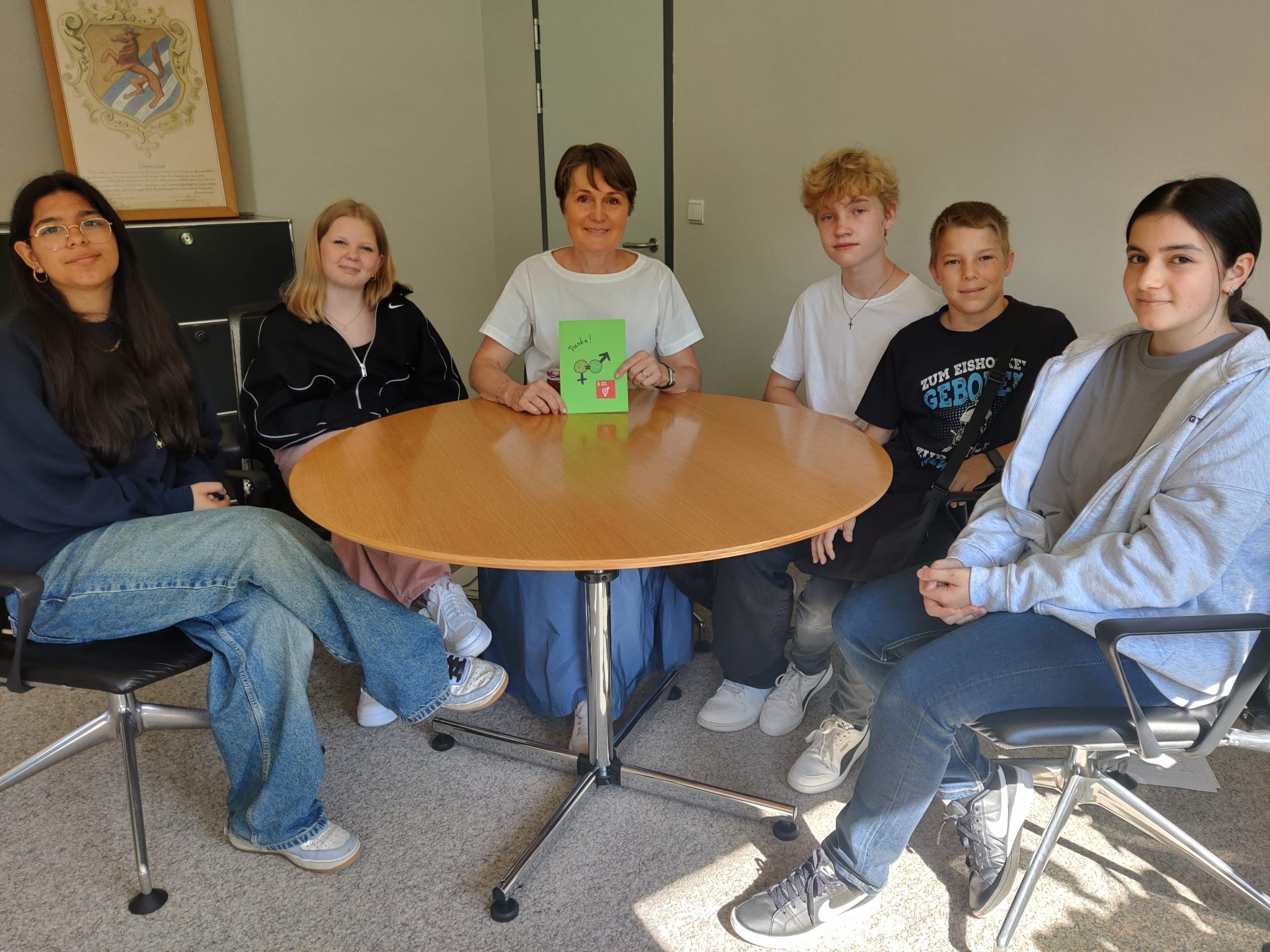 Schüler und Schülerinnen der 3e Klasse führten ein Interview mit Bgm. Angelika Moosbrugger. Schüler und Schülerinnen der 3e Klasse führten ein Interview mit Bgm. Angelika Moosbrugger.