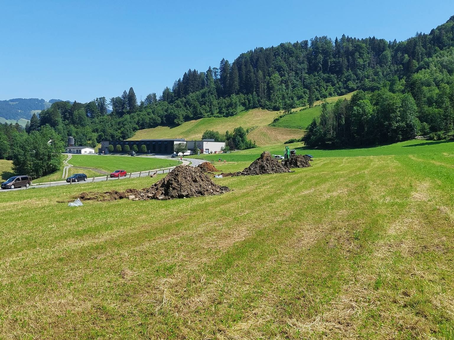 Auf unserem Baugrundstück werden mehrere Baggerschürfe (ca. 15 Stück) gemacht.