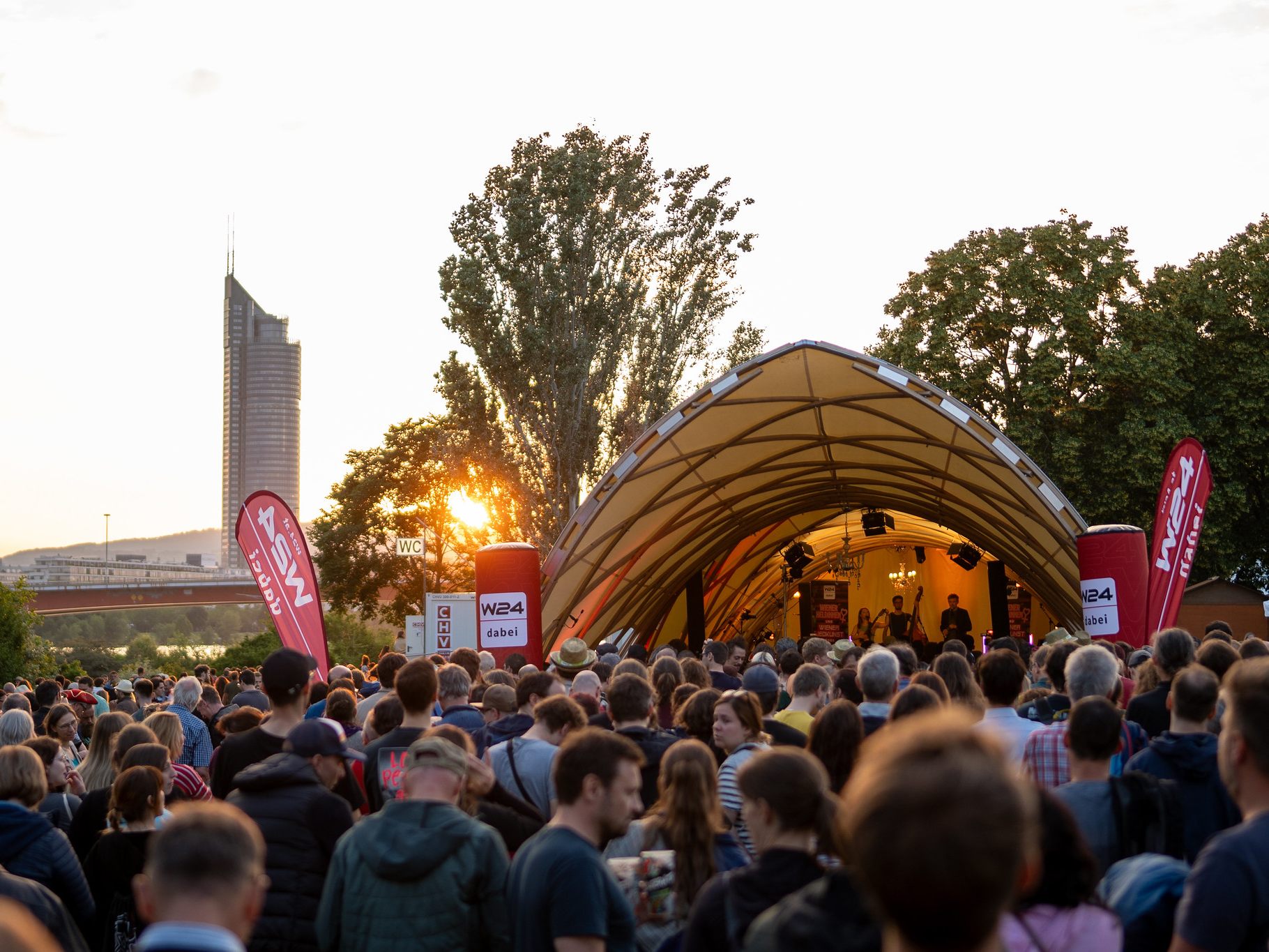 Gemütliche Heurigen-Atmosphäre beim Programm auf der W24 Wiener Liedkunst Bühne. Gemütliche Heurigen-Atmosphäre beim Programm auf der W24 Wiener Liedkunst Bühne.