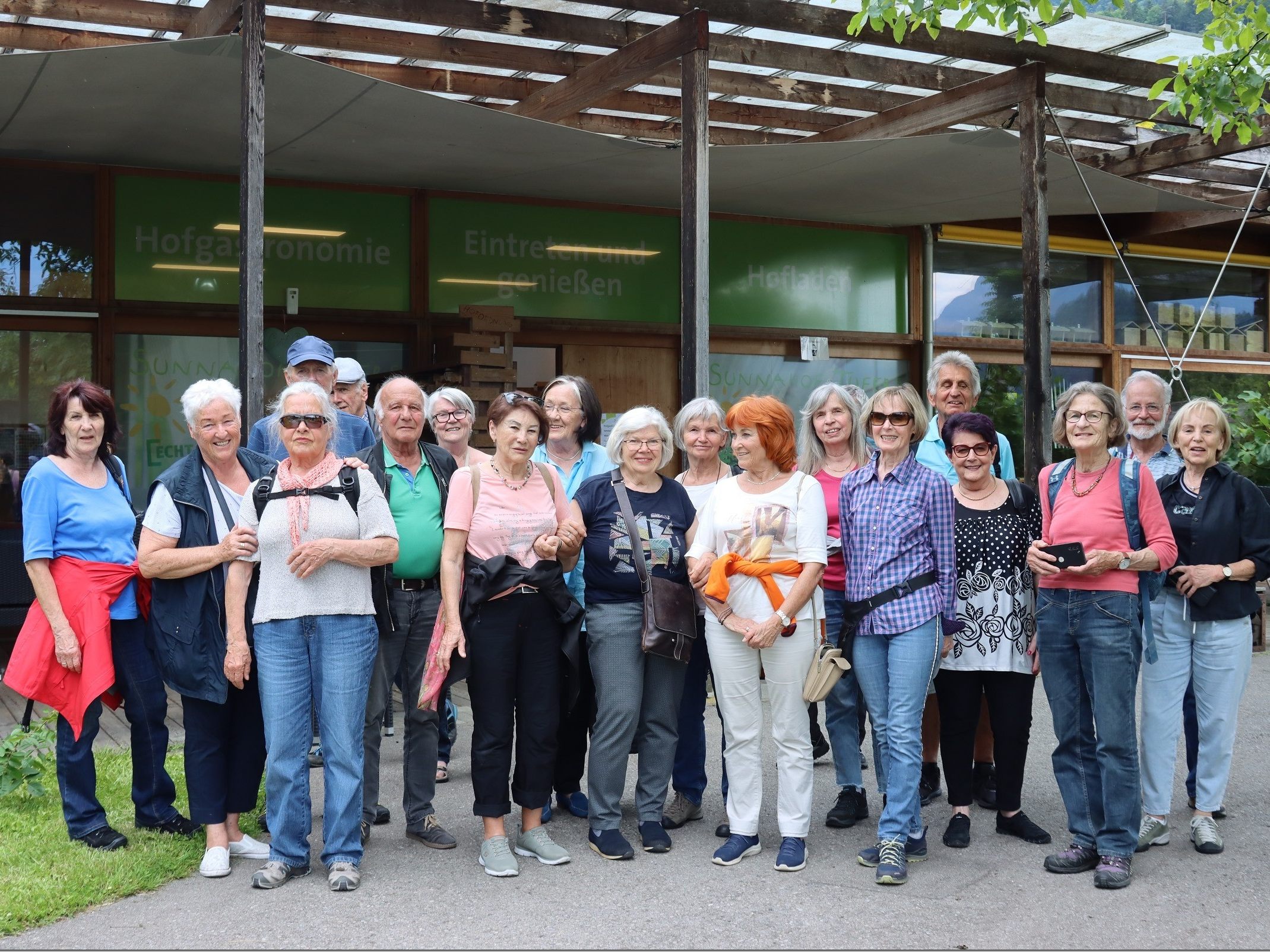 Rankweiler Jahrgang 1948 besuchte bei seiner Wanderung den Sunnahof in Tufers. Rankweiler Jahrgang 1948 besuchte bei seiner Wanderung den Sunnahof in Tufers.