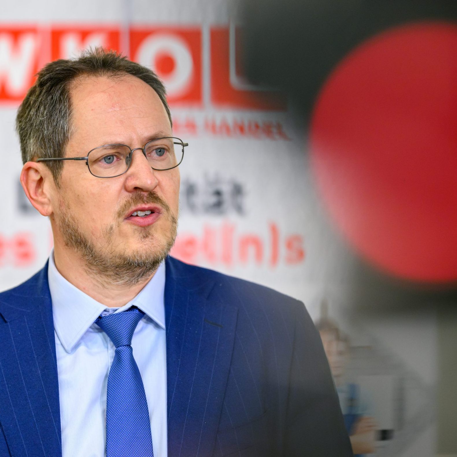 Der Handel fordert strengere Kontrollen für die Online-Händler Temu und Shein.