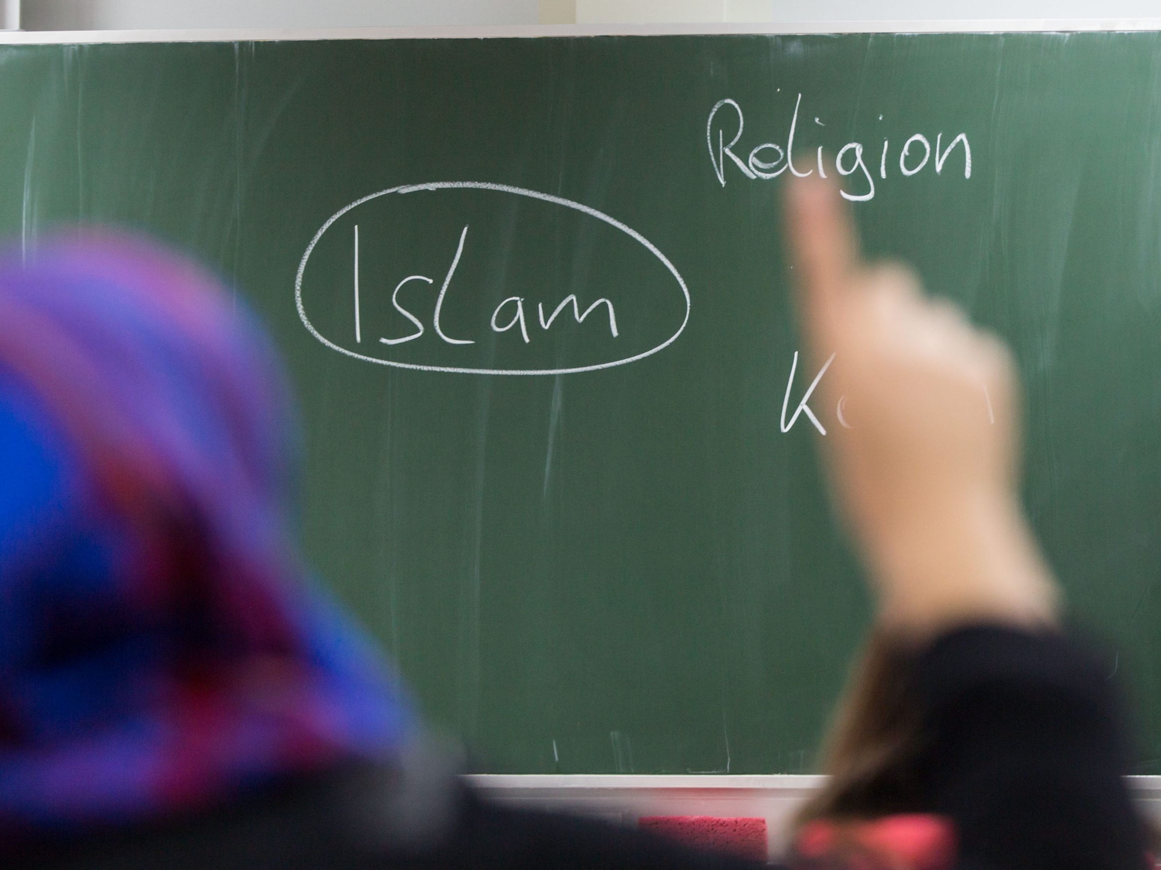 Die Betroffene soll wegen Ablegen des Kopftuchs keinen Vertrag als Landeslehrerin bekommen haben.