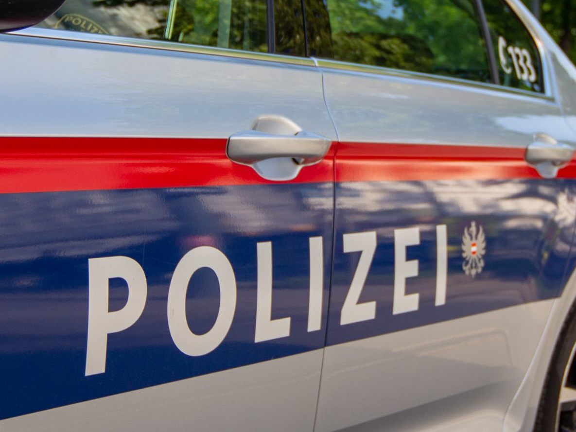 Die Polizei fahndet nach einem Tankstellenräuber in Linz. Die Polizei fahndet nach einem Tankstellenräuber in Linz.