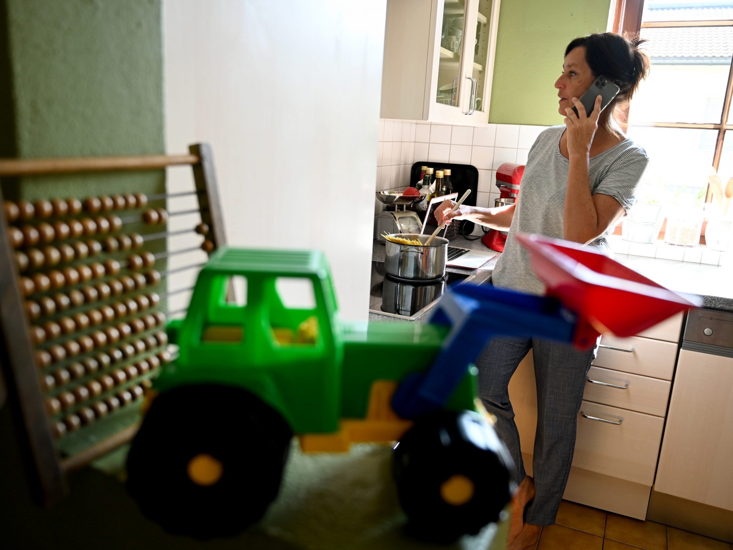 Ein Viertel der Eltern nutzt Home Office zur Ferienbetreuung der Kinder.