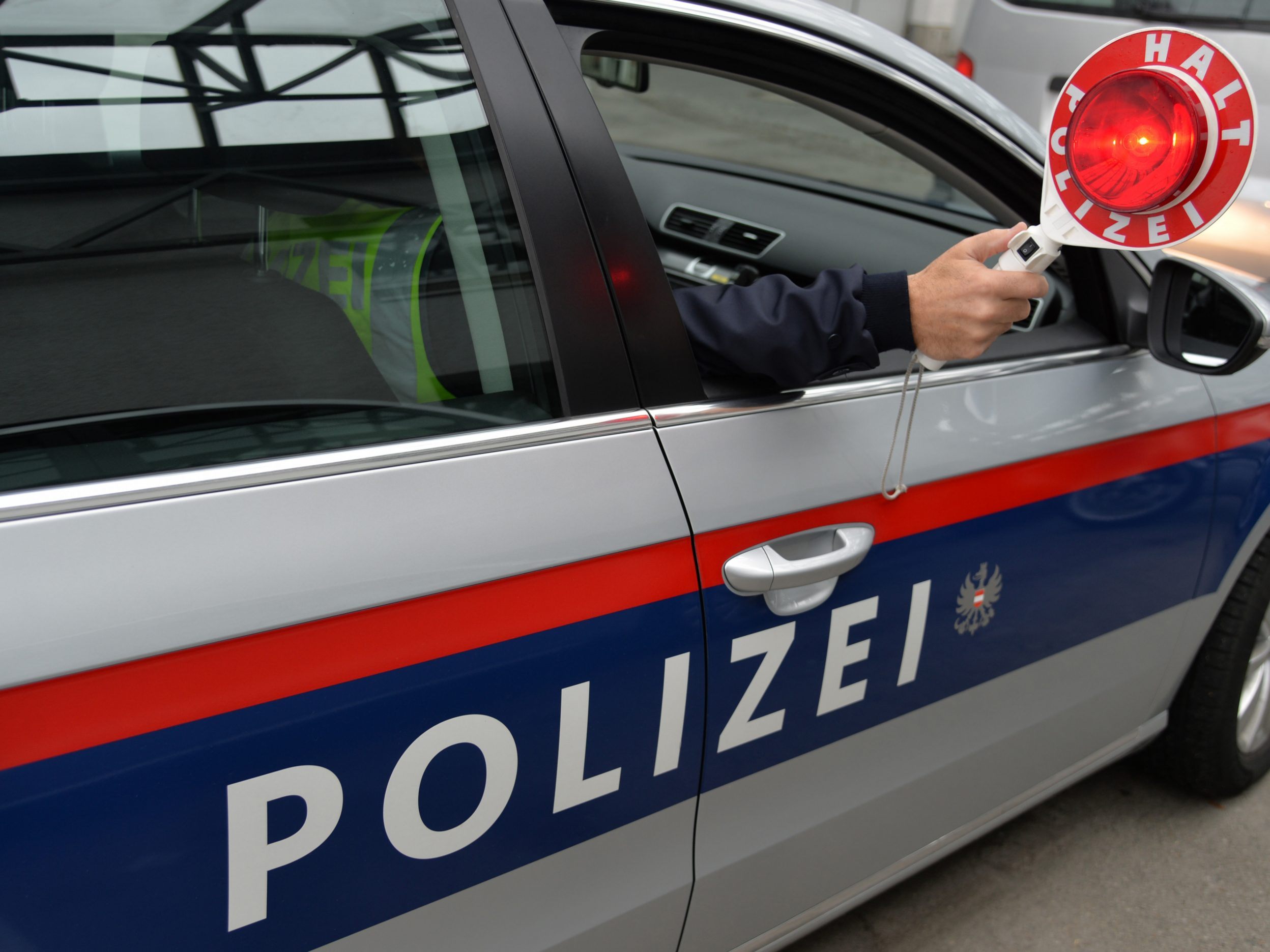 In Wien-Donaustadt ist es zu drei verletzten Verkehrspolizisten gekommen. In Wien-Donaustadt ist es zu drei verletzten Verkehrspolizisten gekommen.