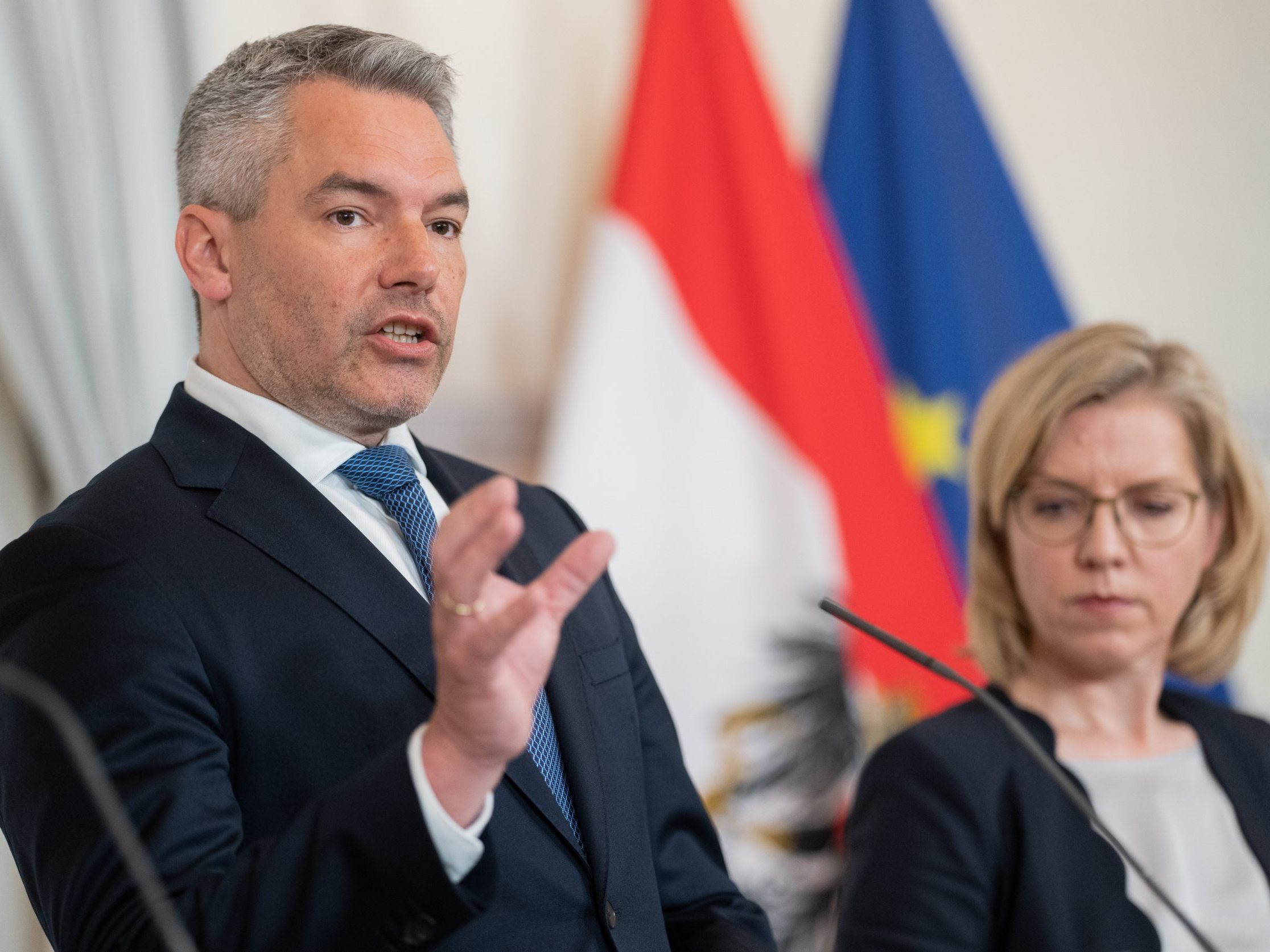 Nehammer neben Gewessler. Hält die Koalition bis zur NR-Wahl?