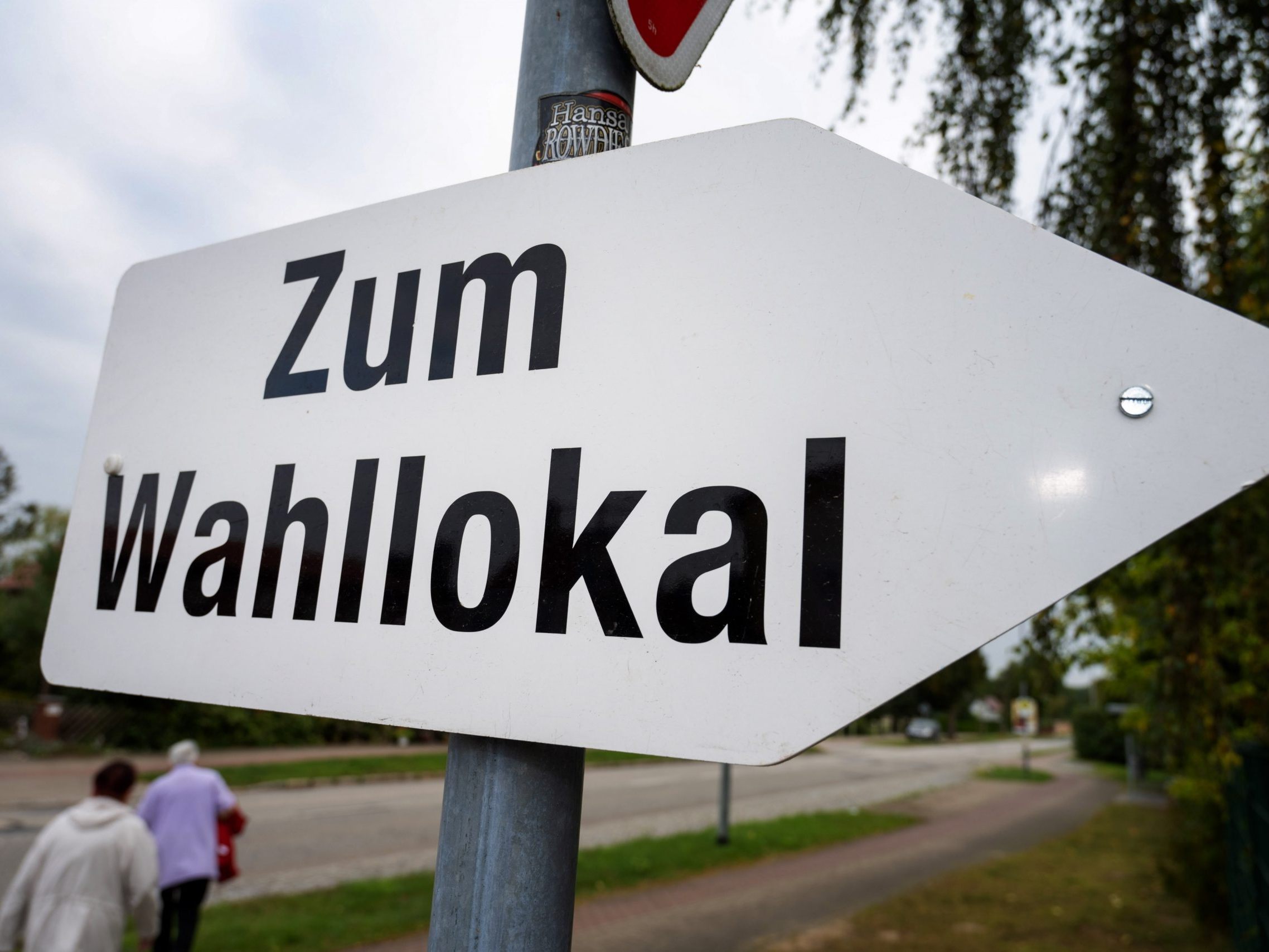 Die ersten der knapp 10.000 Wahllokale öffnen schon um 6 Uhr. Die ersten der knapp 10.000 Wahllokale öffnen schon um 6 Uhr.