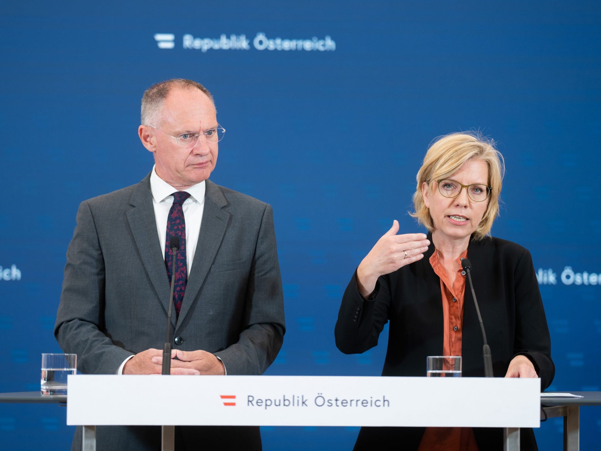 Karner neben Gewessler. Karner neben Gewessler.