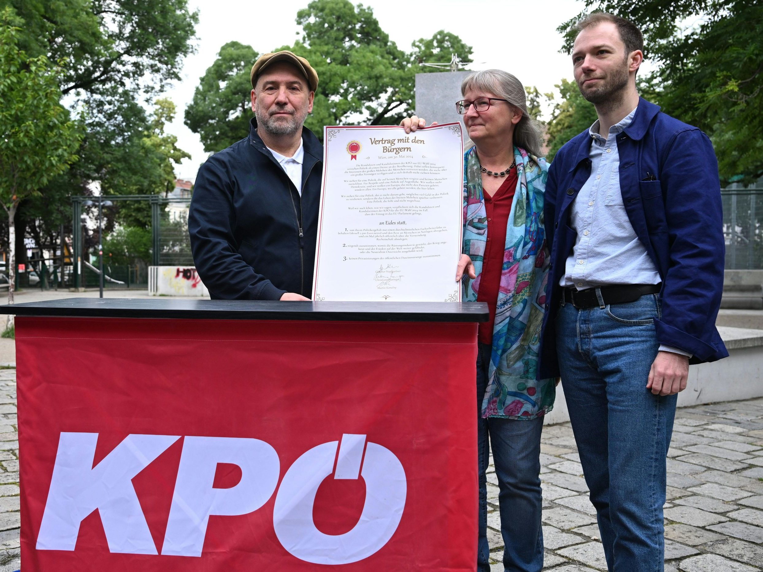 Die KPÖ besiegelte ihre Wahlversprechen in Form eines Vertrages. Die KPÖ besiegelte ihre Wahlversprechen in Form eines Vertrages.