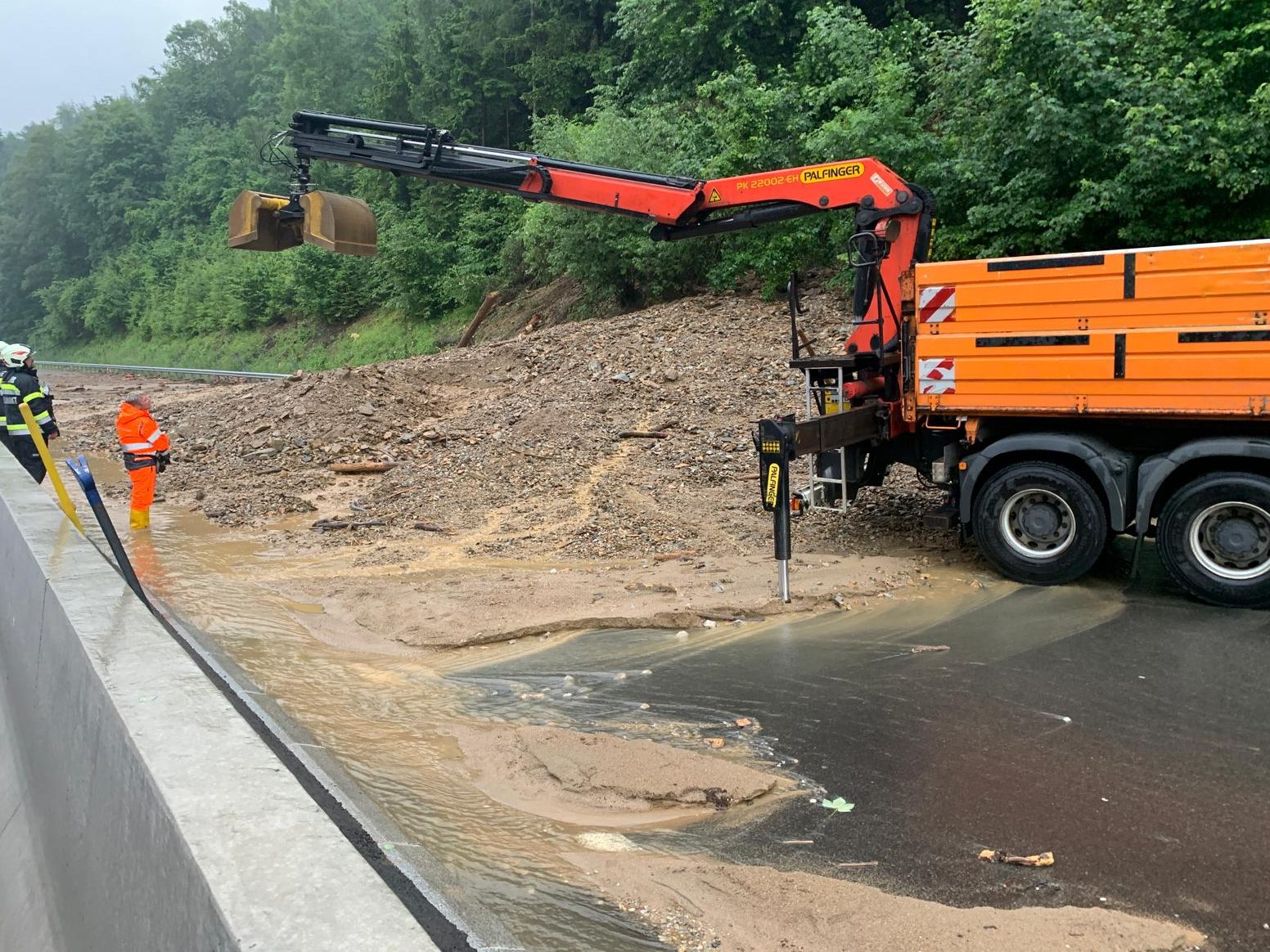 Die A9 bei Graz wurde durch eine Mure verlegt.