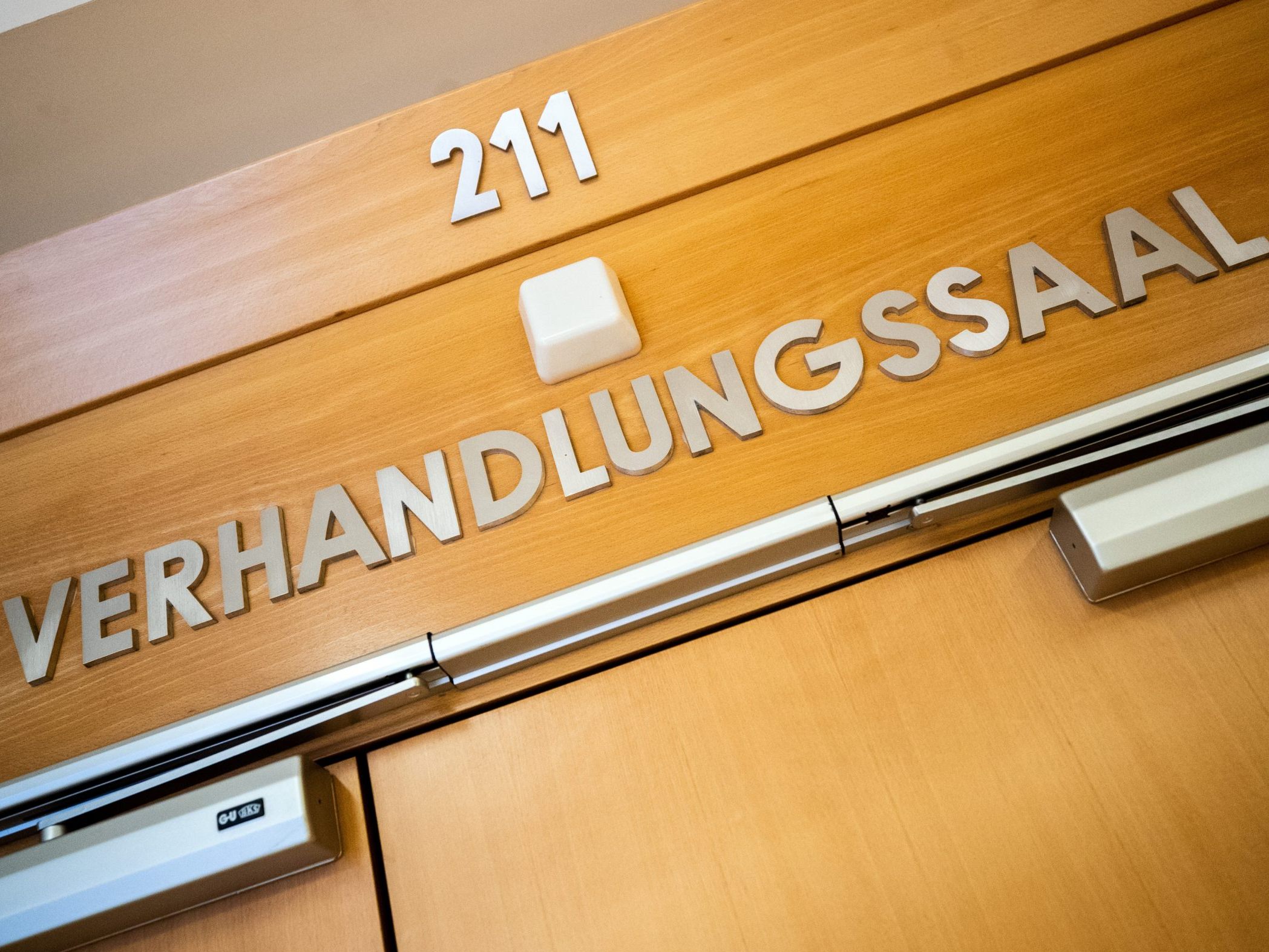 Der Prozess um versuchten Mord nach einer wilder Schießerei hat begonnen.