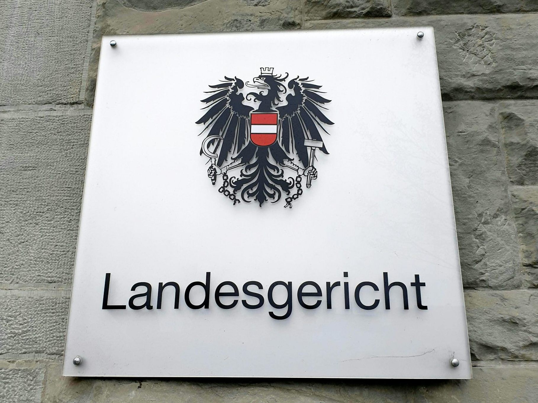 Am Landesgericht Feldkirch wurde eine Sozialbetreuerin nach einem tödlichen Badeunfall freigesprochen.