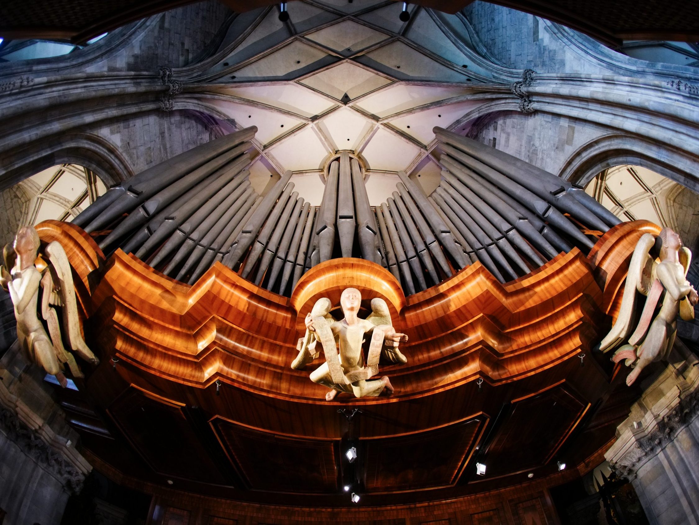 Neuer Spieltisch für die Stephansdom-Orgel. Neuer Spieltisch für die Stephansdom-Orgel.