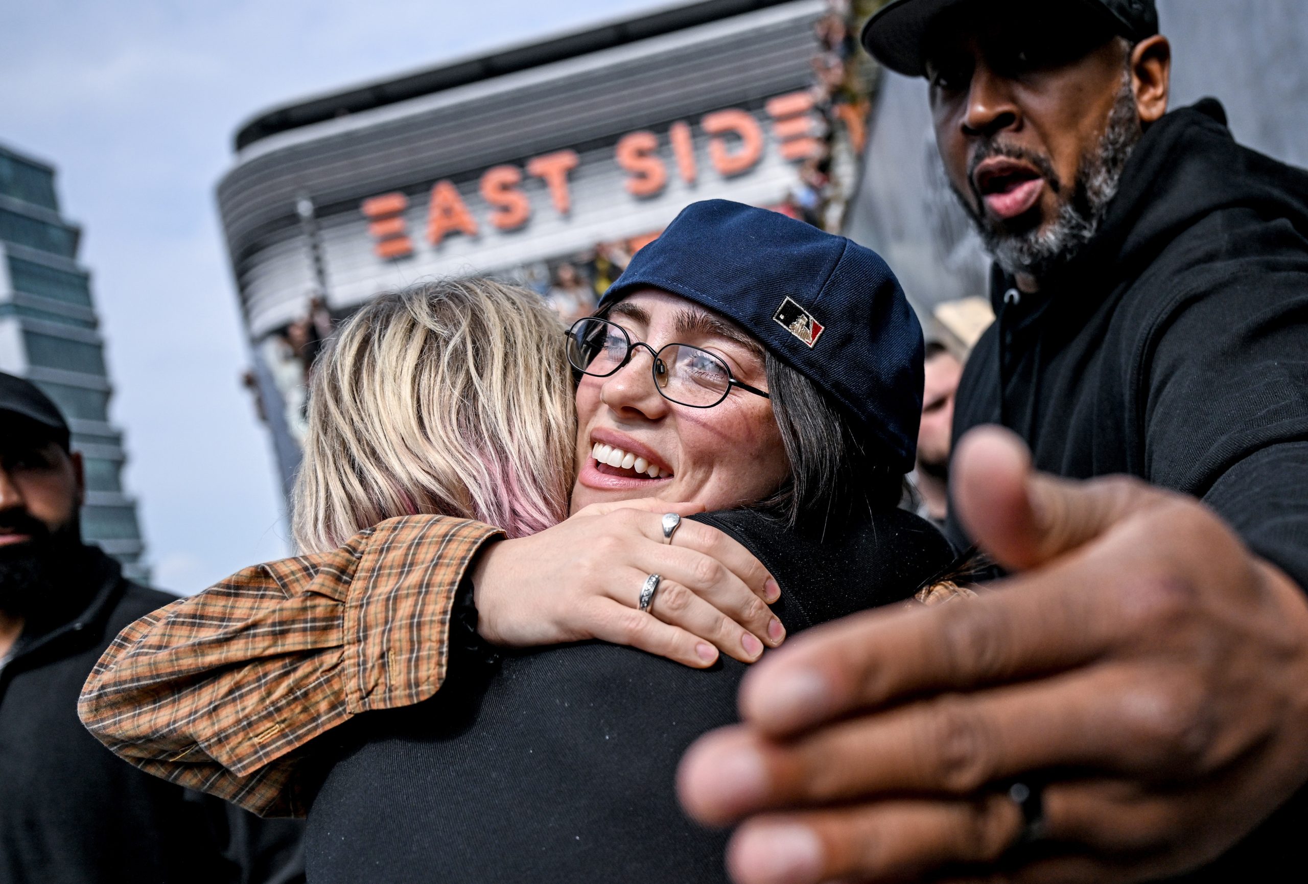 Die US-amerikanische Sängerin Billie Eilish umarmt einen Fan. Die US-amerikanische Sängerin Billie Eilish umarmt einen Fan.