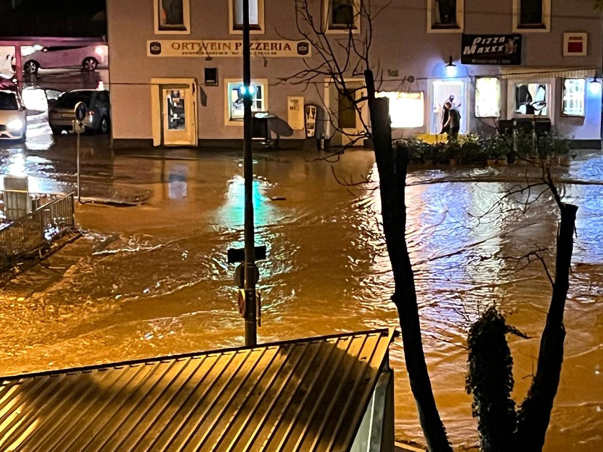 Mehrere Wahllokale wurden durch die Unwetter zerstört. Mehrere Wahllokale wurden durch die Unwetter zerstört.