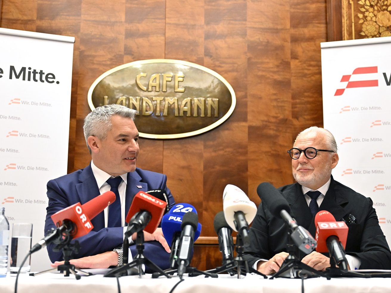 Nehammer neben Rosam.