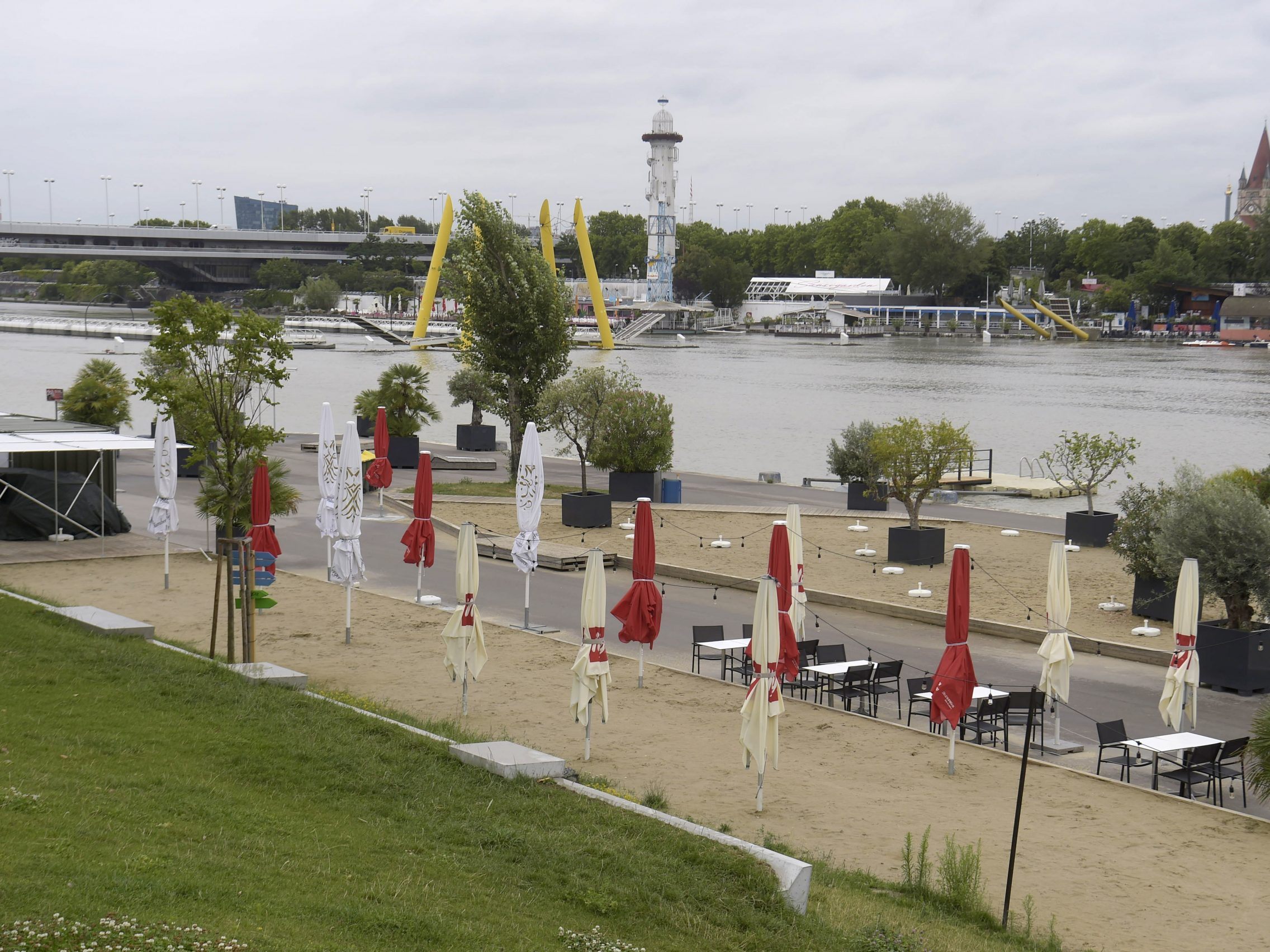 Die Lokalbesitzer am "Copa Beach" in Wien sind wegen Hochwassers alarmiert.
