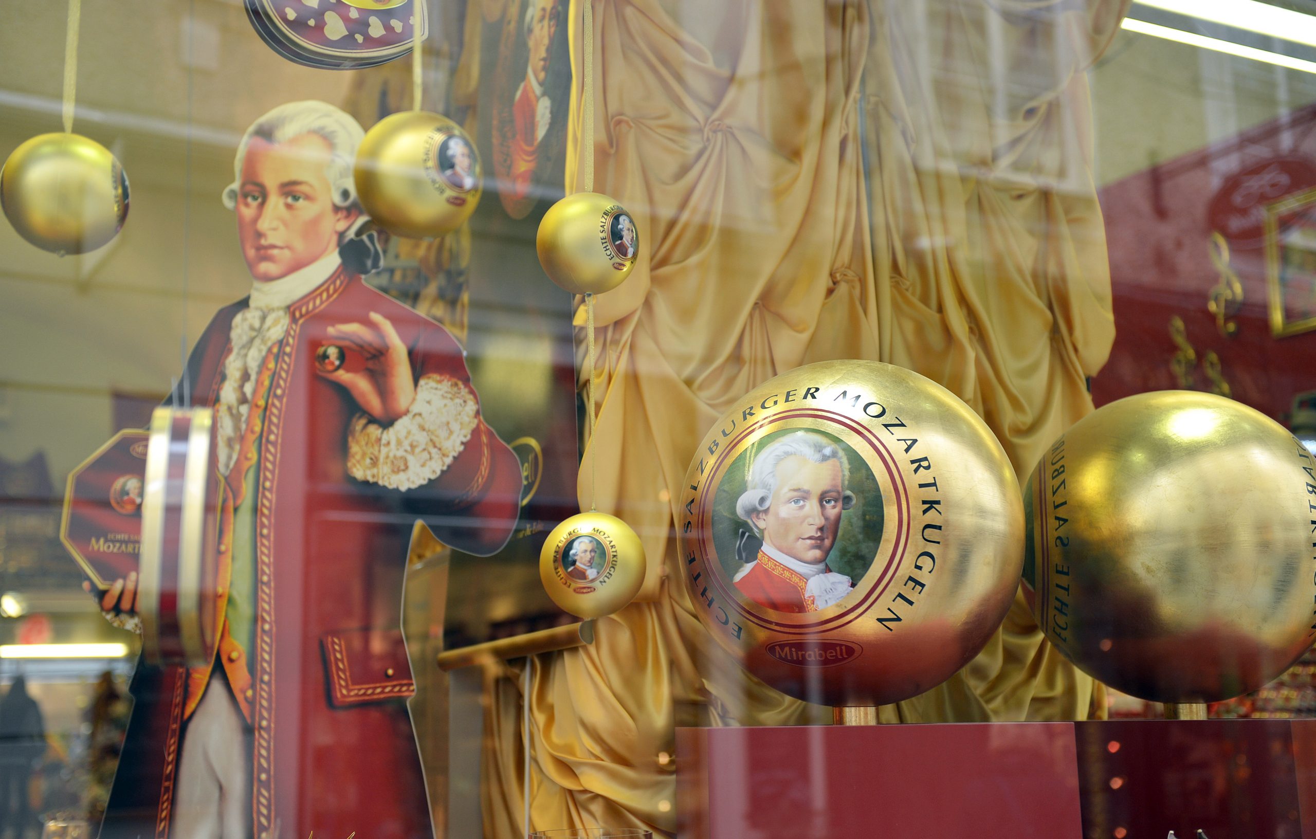 Ein Schaufenster mit Salzburger Mozartkugeln Ein Schaufenster mit Salzburger Mozartkugeln