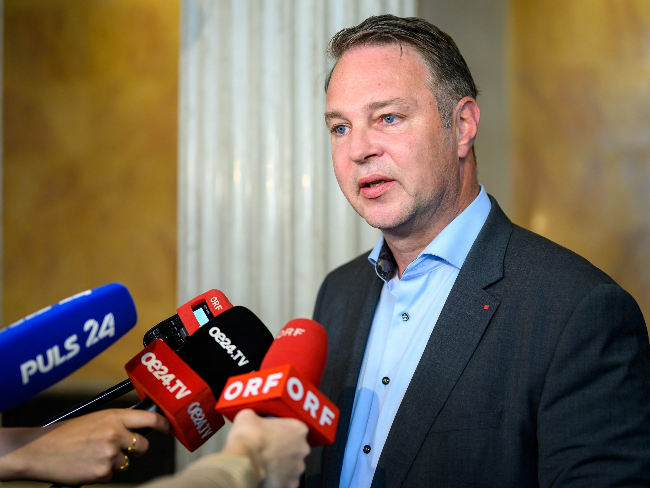 SPÖ-Chef Babler bemüht auch bei der Bürgermeister-Konferenz das Thema Asyl. SPÖ-Chef Babler bemüht auch bei der Bürgermeister-Konferenz das Thema Asyl.