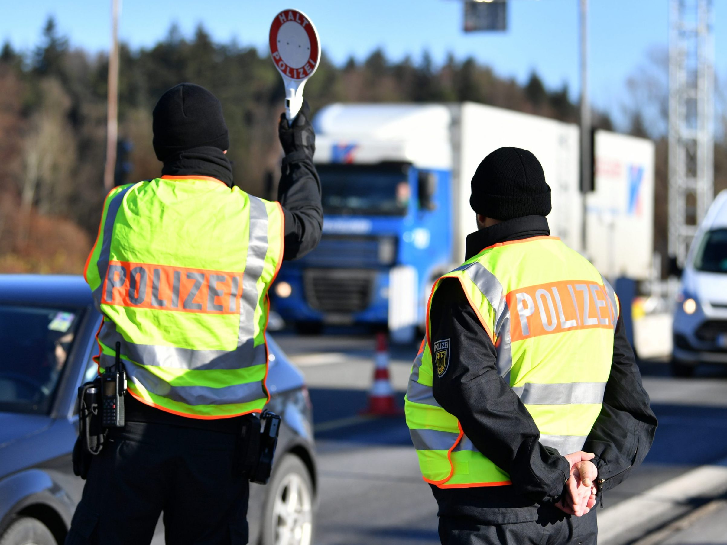 Ab sofort sind Kontrollen an allen deutschen Grenzen möglich. Ab sofort sind Kontrollen an allen deutschen Grenzen möglich.