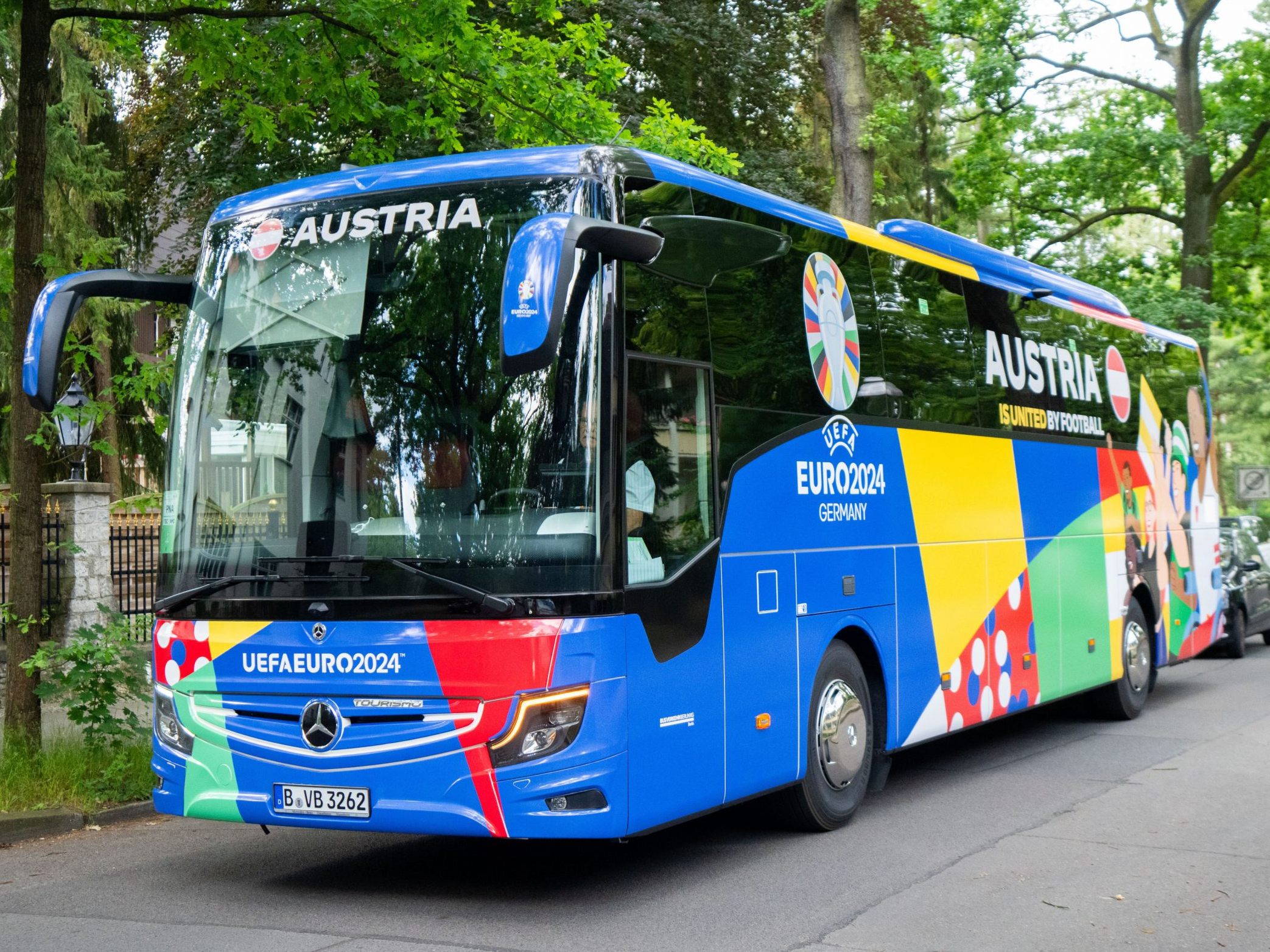 Der ÖFB-Bus vor dem EM-Quartier im Schlosshotel Berlin. Der ÖFB-Bus vor dem EM-Quartier im Schlosshotel Berlin.
