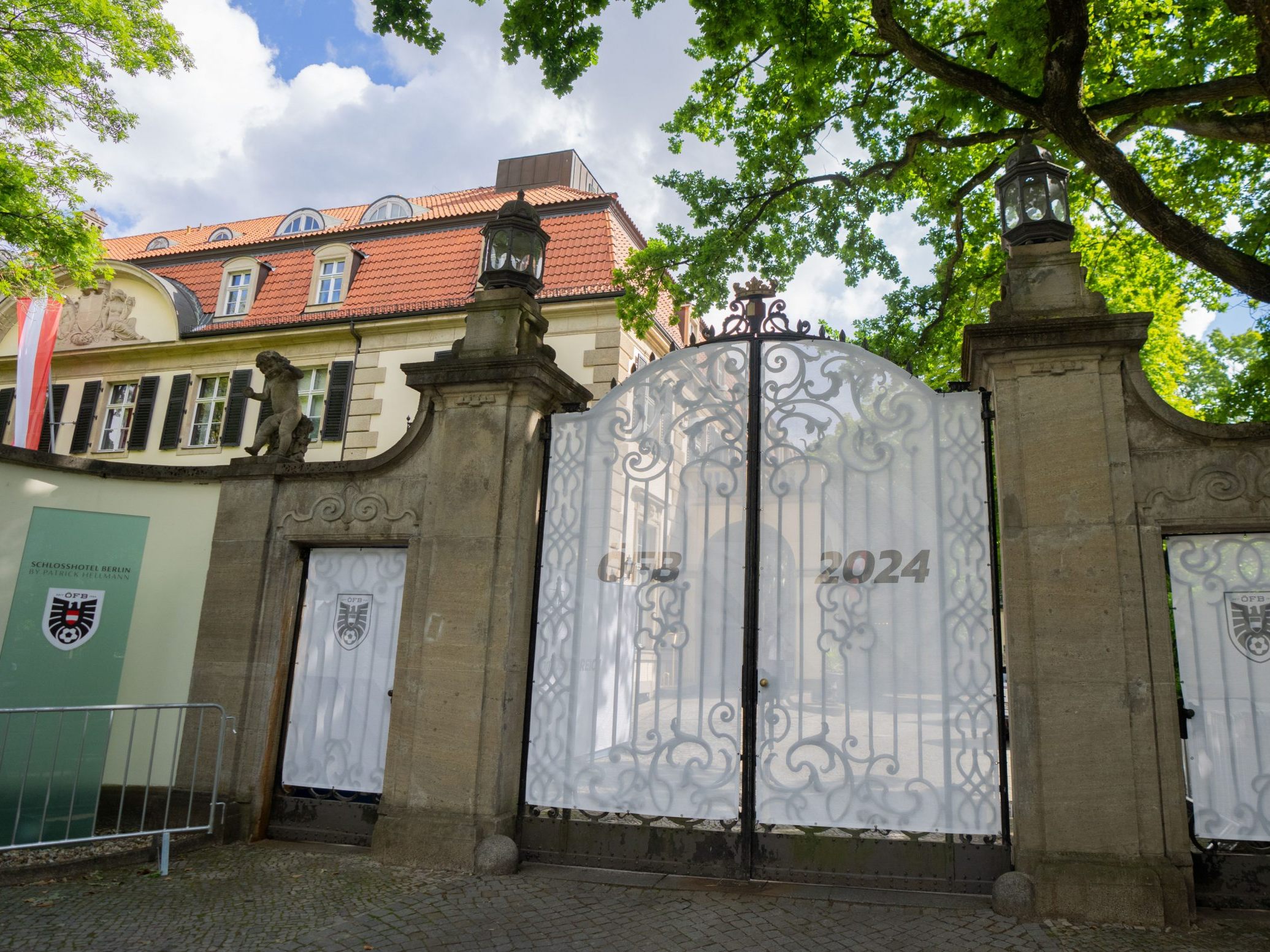 Das Schlosshotel Berlin wenige Tage vor dem Start der Fußball-EM. Das Schlosshotel Berlin wenige Tage vor dem Start der Fußball-EM.