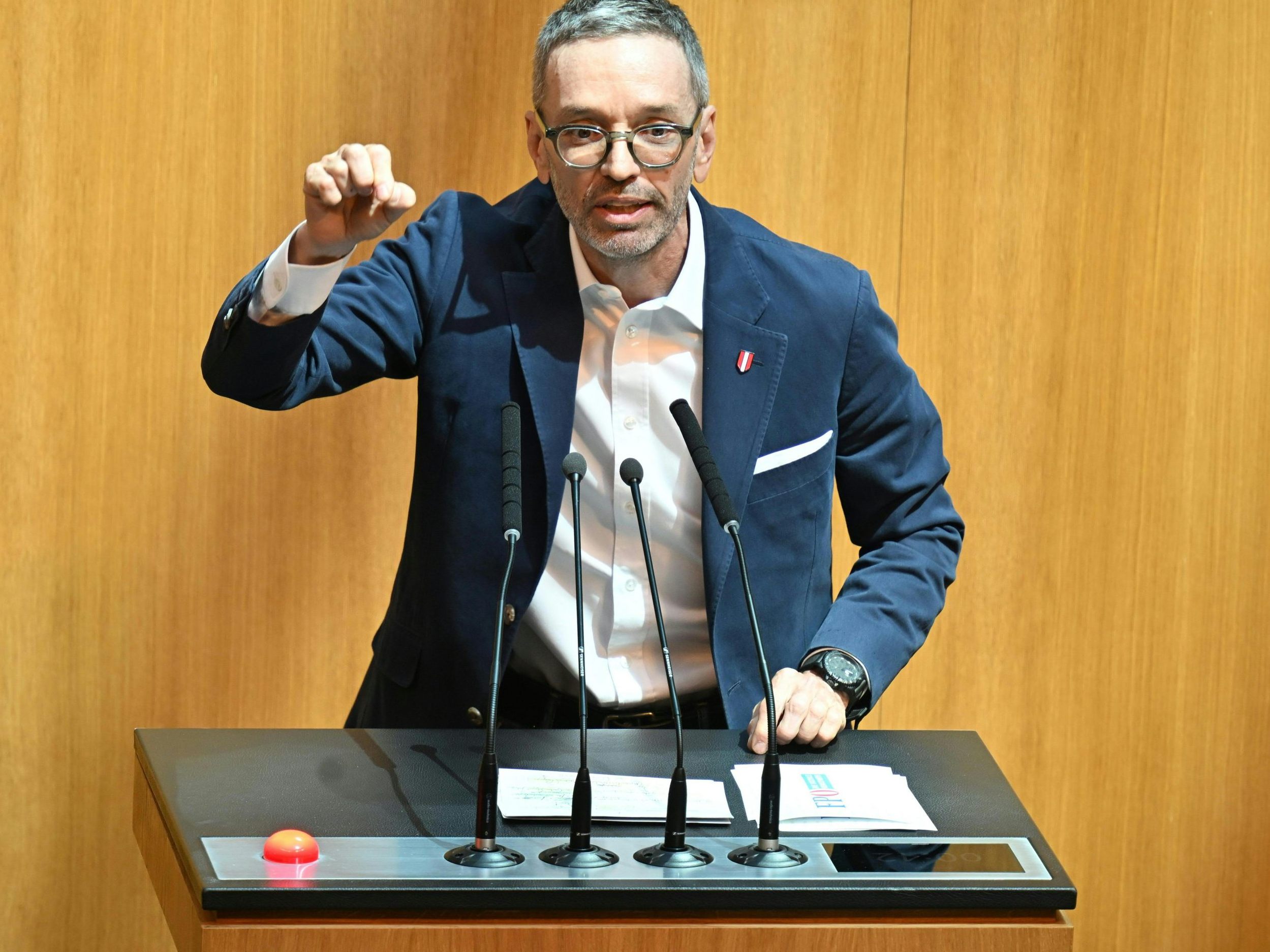 Herbert Kickl wirft Kanzler Karl Nehammer Verrat beim "Verbrennerverbot" vor. Herbert Kickl wirft Kanzler Karl Nehammer Verrat beim "Verbrennerverbot" vor.