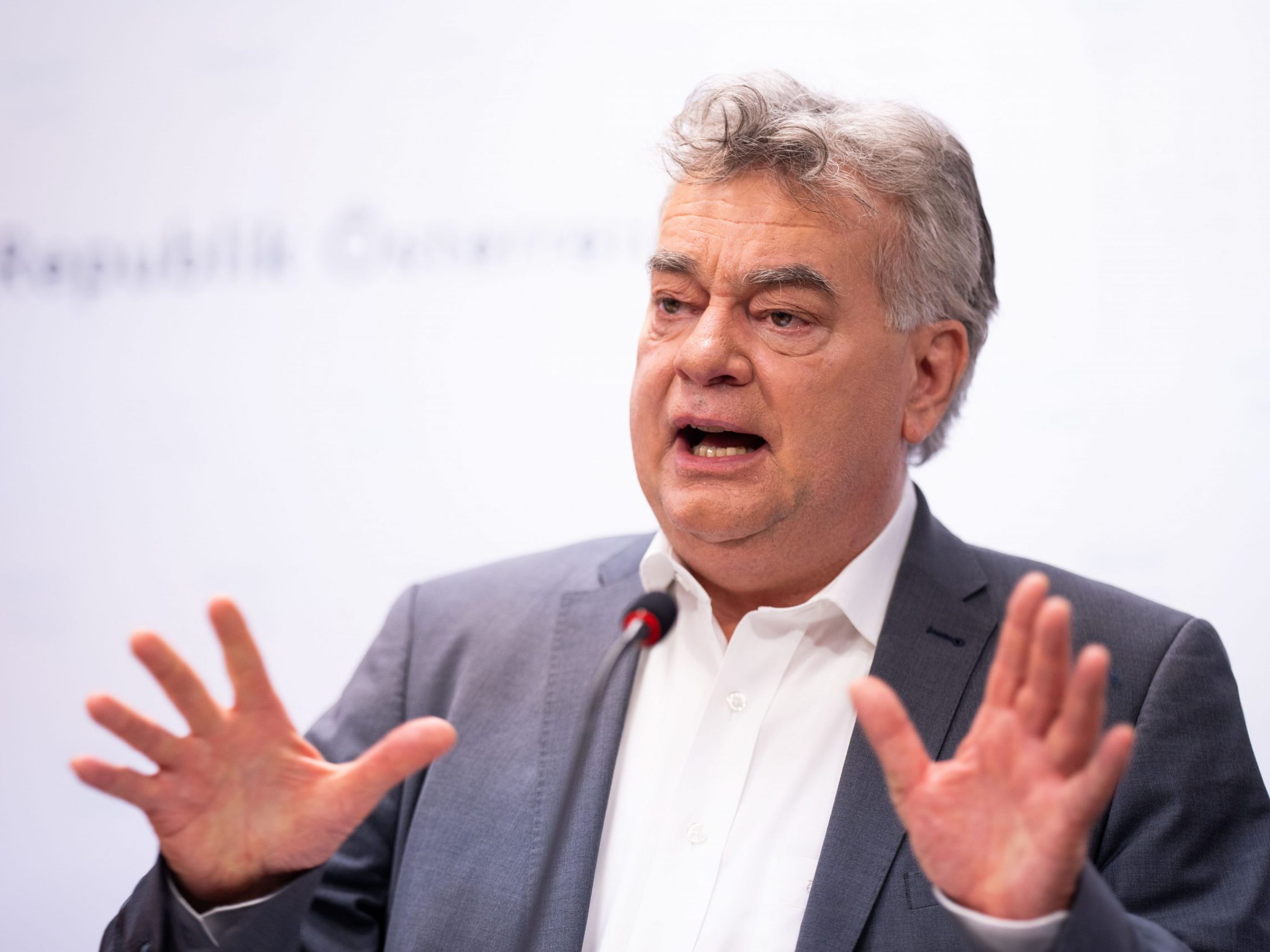 Kogler wollte nicht begründen, warum die ÖVP doch kein Vorschlagsrecht für den EU-Kommission haben soll. Kogler wollte nicht begründen, warum die ÖVP doch kein Vorschlagsrecht für den EU-Kommission haben soll.
