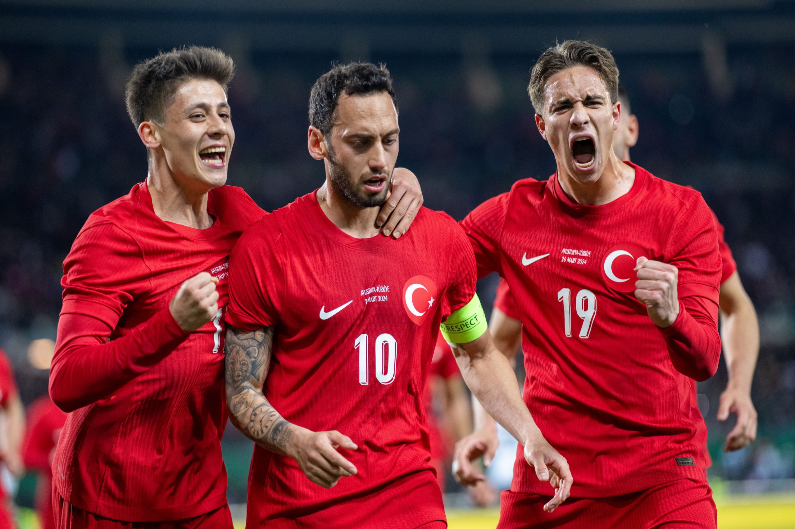 Hakan Calhanoglu (TUR) jubelt mit Arda Güler (TUR, L) und Kenan Yildiz (TUR, R) nach seinem Elfmeter-Tor zum 1:1 am Dienstag, 26. März 2024 Hakan Calhanoglu (TUR) jubelt mit Arda Güler (TUR, L) und Kenan Yildiz (TUR, R) nach seinem Elfmeter-Tor zum 1:1 am Dienstag, 26. März 2024