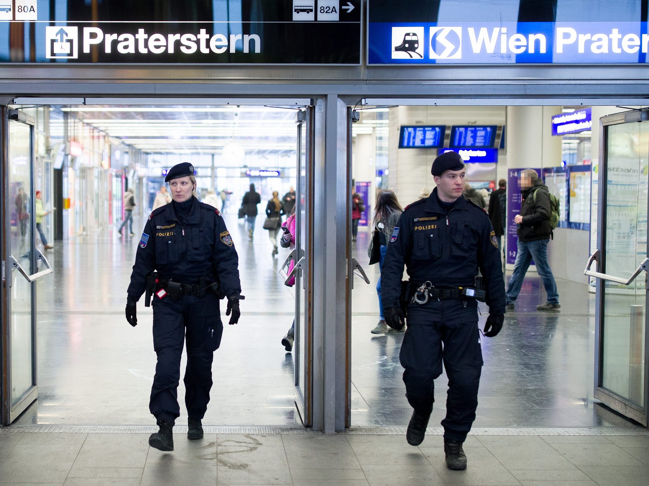 Polizeieinsatz am Wiener Praterstern. Polizeieinsatz am Wiener Praterstern.