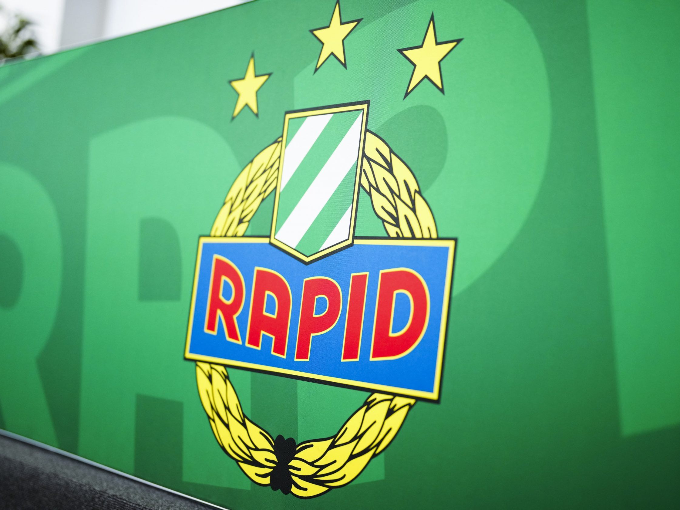 Rapid verpflichtete den ungarischen Teamspieler Bolla. Rapid verpflichtete den ungarischen Teamspieler Bolla.